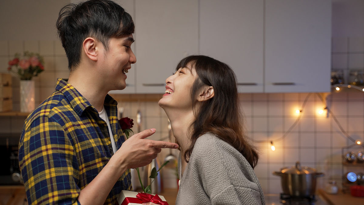 揭秘甜蜜情侣的爱情秘诀：记者采访技巧