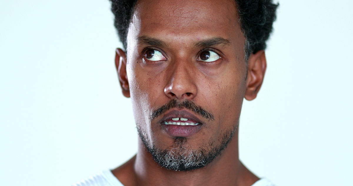 眨眼：当人们心情不舒畅或者有所保留时他们通常会更频繁地眨眼。这种微表情可以暗示着某种不安或者不信任。 嘴唇紧闭：当人们试图隐瞒自己的情感或者不想让别人知道自己的真实想法时他们会紧闭嘴唇。这种微表情可以暗示着某种保护性的态度。 眉毛皱起：当人们感到不愉快或者焦虑时他们通常会皱起眉毛。这种微表情可以暗示着某种不满或者担忧。 眉毛上扬：当人们感到兴奋或者快乐时他们会抬起眉毛。这种微表情可以暗示着某种积极