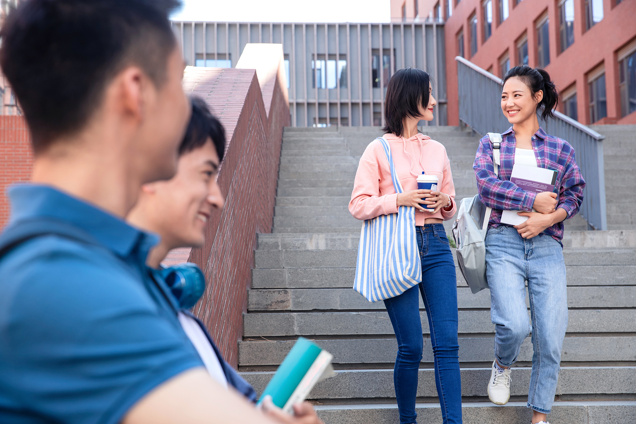 刚下课的大学生在校园里