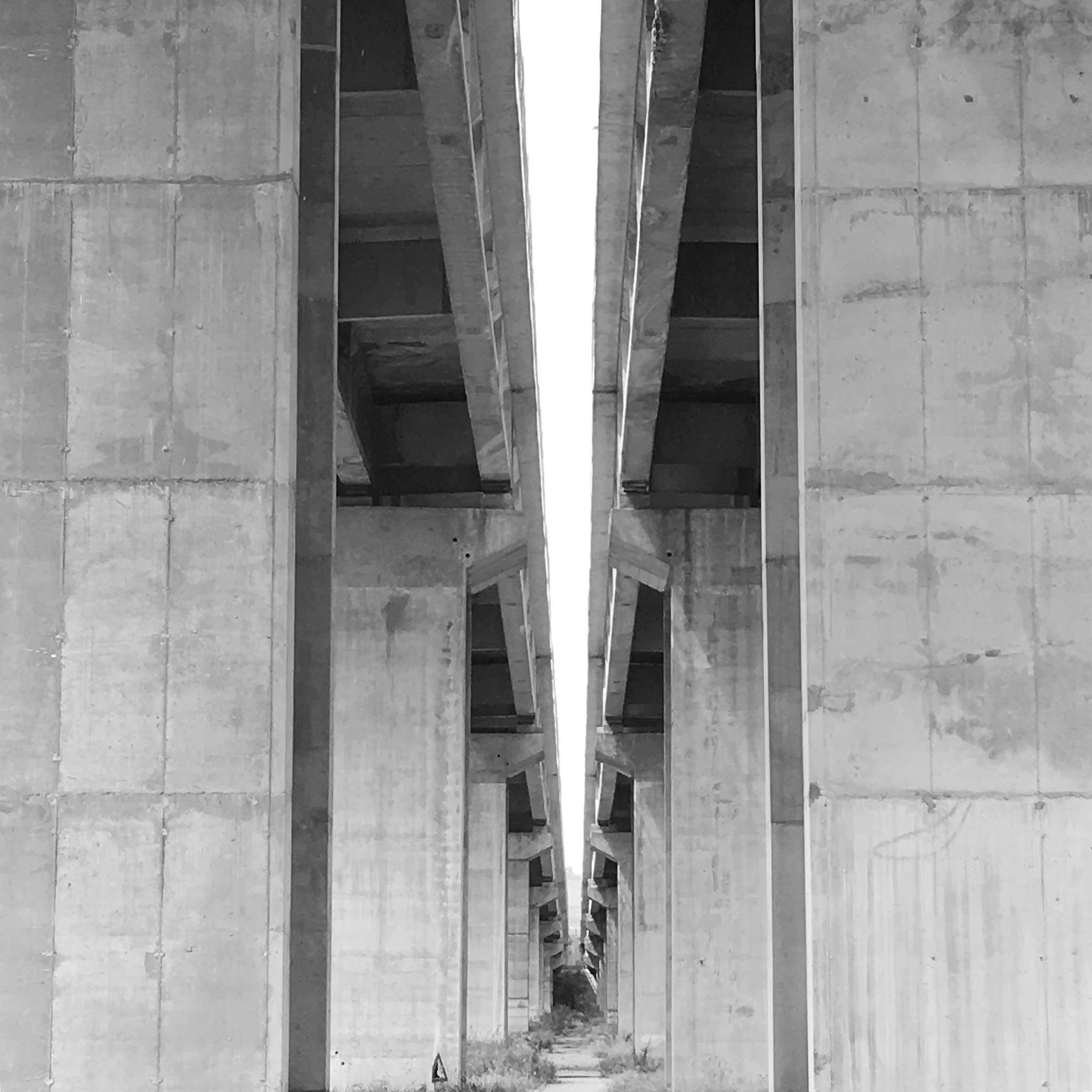 将以下内容换一种说法20世纪60、70年代Rewhood等12-13对腹板开洞钢梁进行了试验研究。试验结果表明：由于腹板开孔的存在钢梁的极限抗弯承载力有所降低。在后续的研究中考虑了钢材的弹塑性推导出了弯矩与剪力之间的关系式并可快速绘制开孔处的剪弯矩相关曲线。