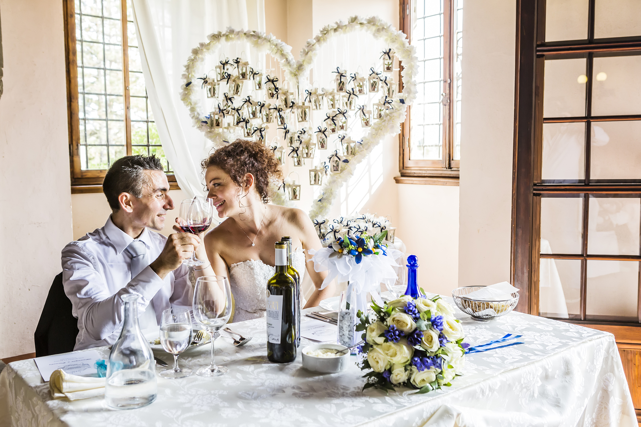①你愿意在西餐厅红酒牛排配蜡烛而我只喜欢在路边吃一碗油泼面。西安80后张文经常与同事就生活是否需要仪式感发生口舌之争②90后李翔宇为了给枯燥的跑步注入一些仪式感报名参加了一场线上迷你马拉松挑战赛他说只要完赛就能获得一枚实体奖牌虽然奖牌是自费下单购买不过由此获得的成就感让我觉得物超所值。③西安外国语大学教授李印表示仪式感经济当一 分为二地理性看待一方面其所带来的消费对经济发展有正向影响;另一方面尽管