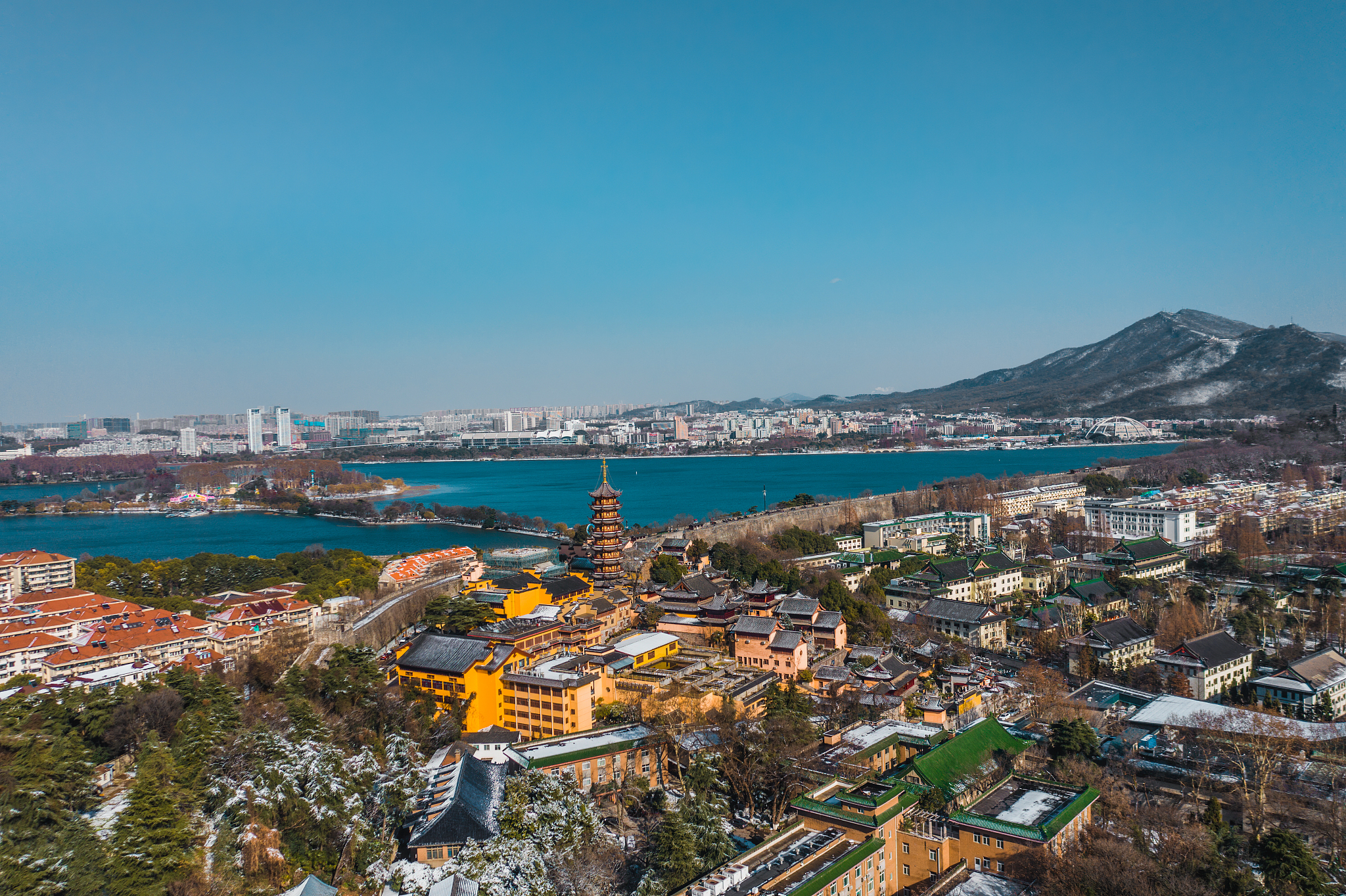 南京鸡鸣寺与玄武湖雪景