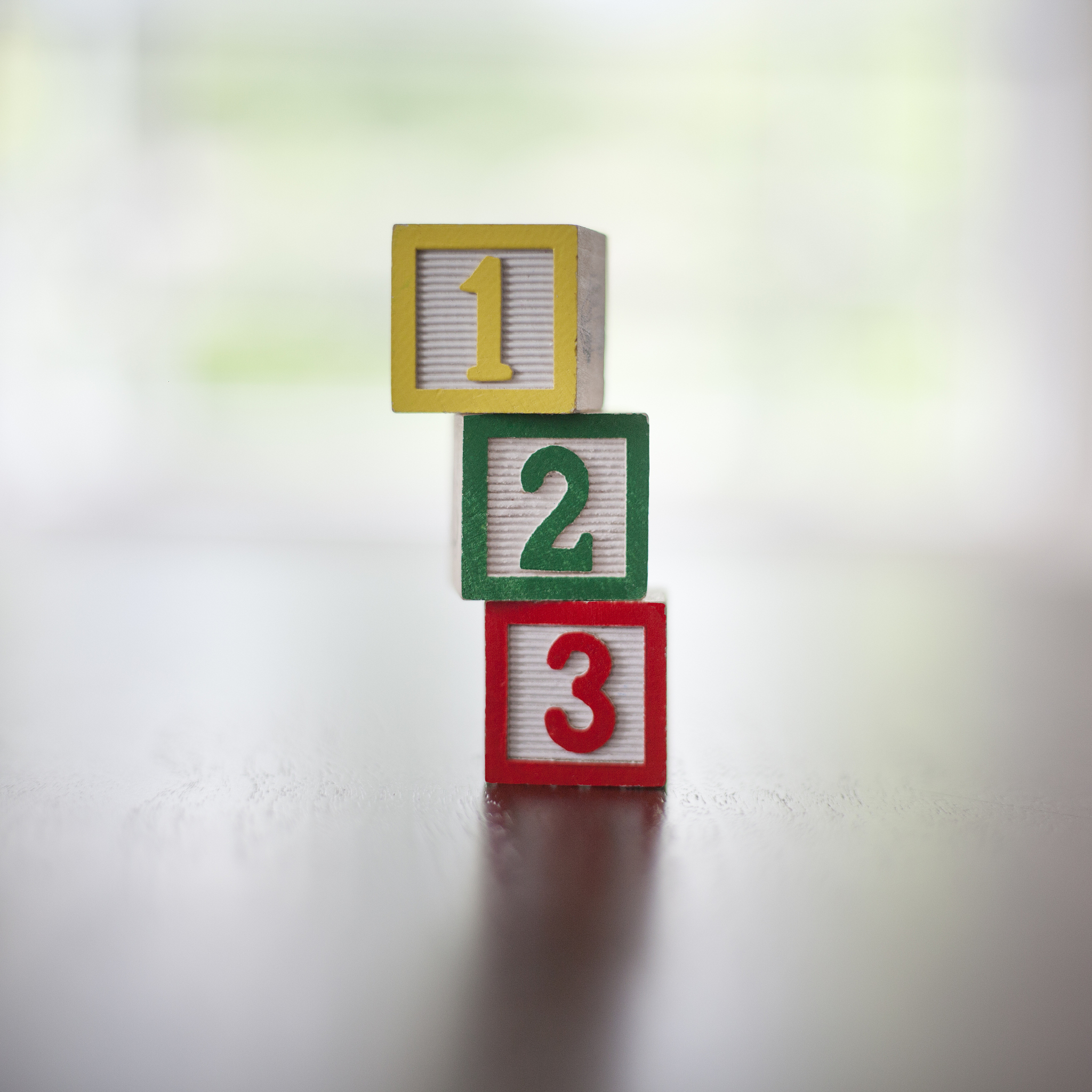 积木陪伴以这几个为主题生成一首200字的诗歌