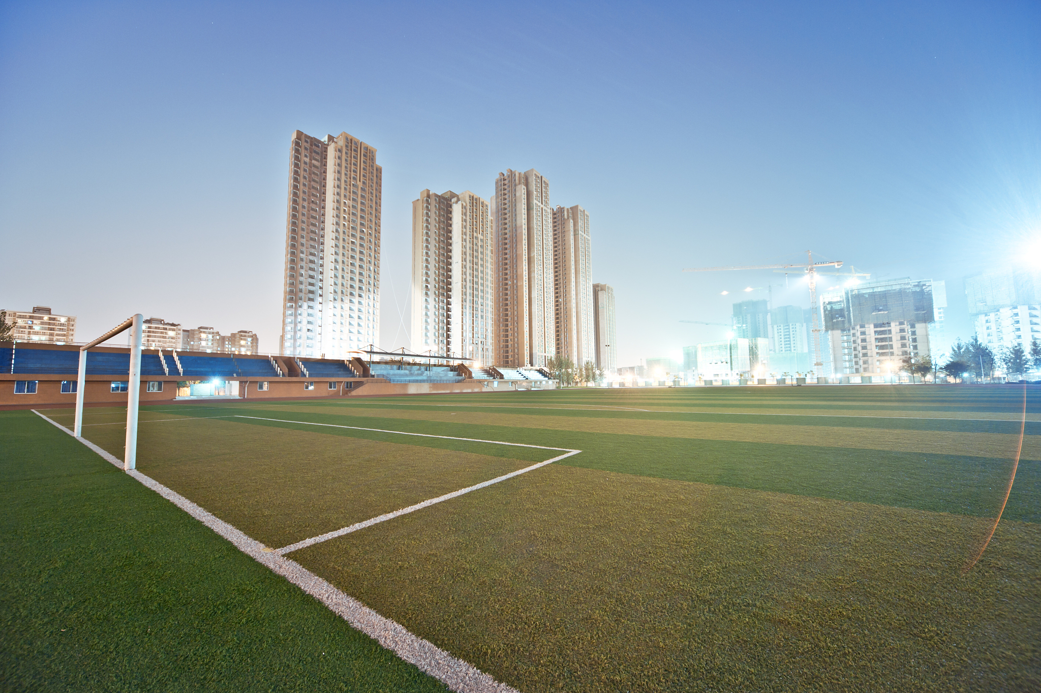 学校体育场场景,夜景