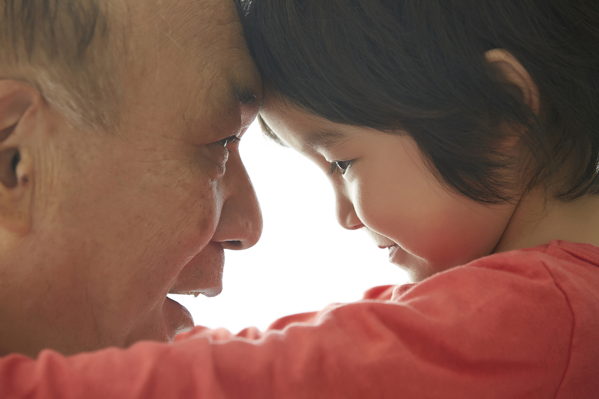 七岁男孩失去妈妈，AI 扮演妈妈角色提供支持与安慰