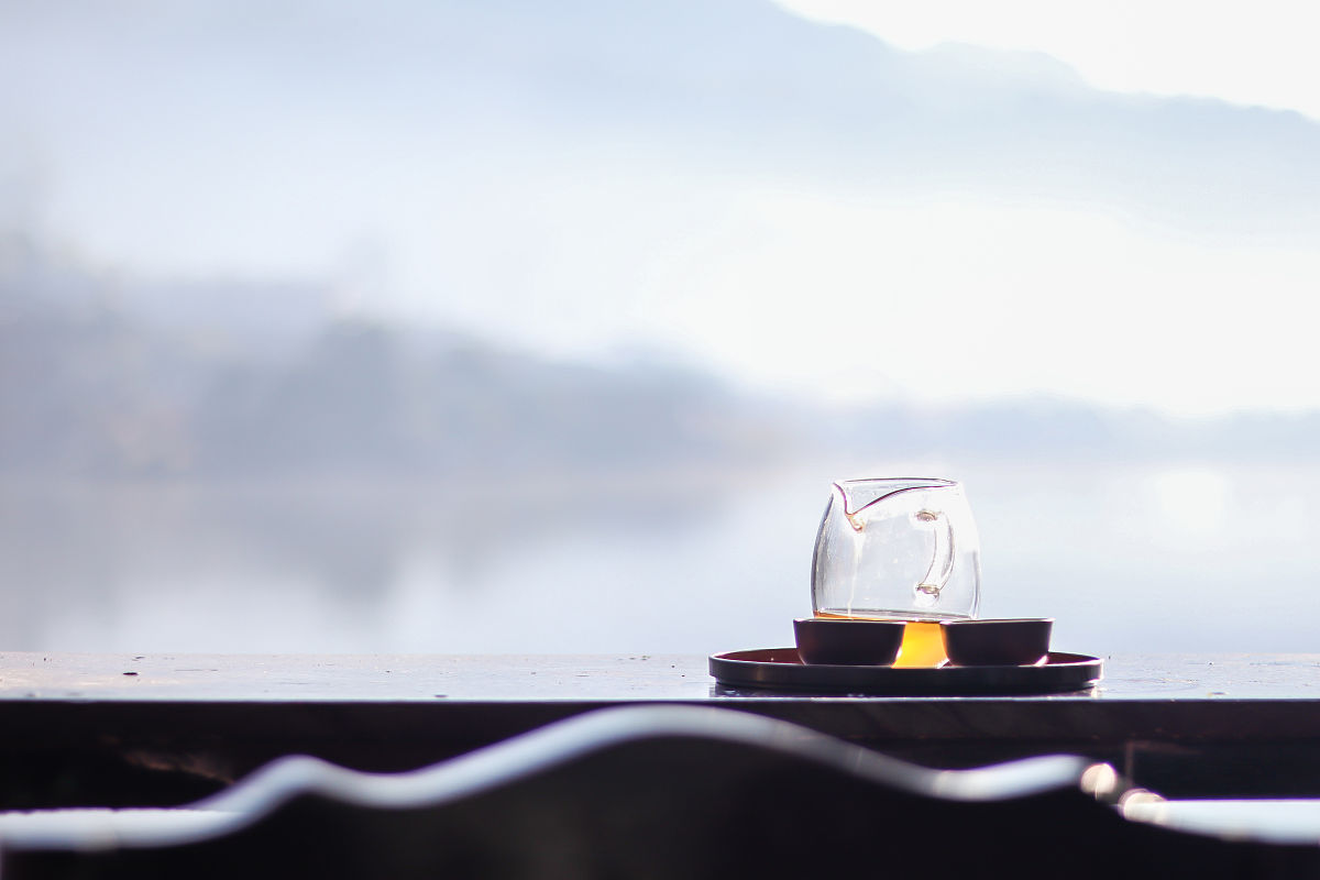 日出时的一杯热茶.