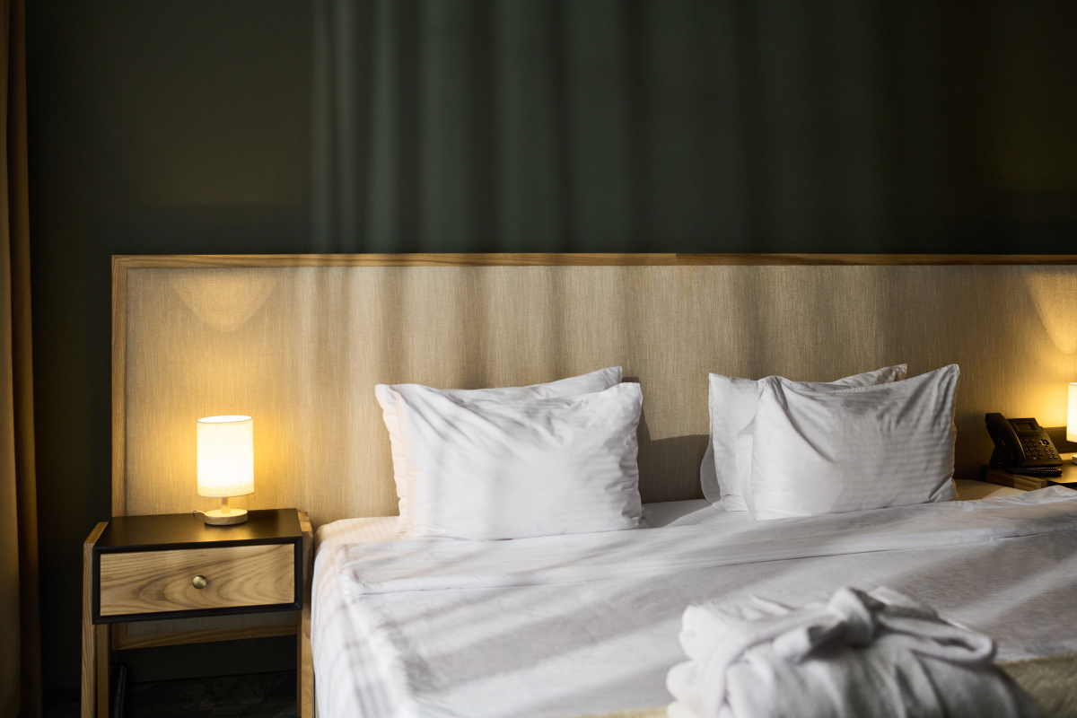 床单抖呀抖，窗帘飘呀飘：描写温馨客房的诗句