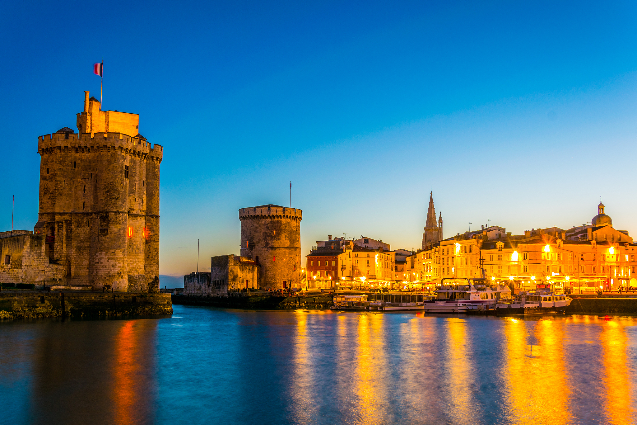 神圣之门这部动漫有小说或漫画在哪个平台可以看？