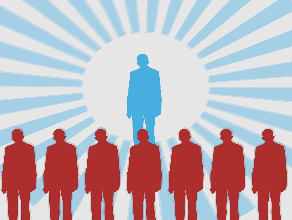 哪些因素会影响到态度的转变？有某人对购买保险犹豫不决假如你是保险推销员请运用社会心理学中有关态度转变的理论谈谈你认为应从哪些方面努力使他能相信保险推销员并乐意购买你相应的保险项目