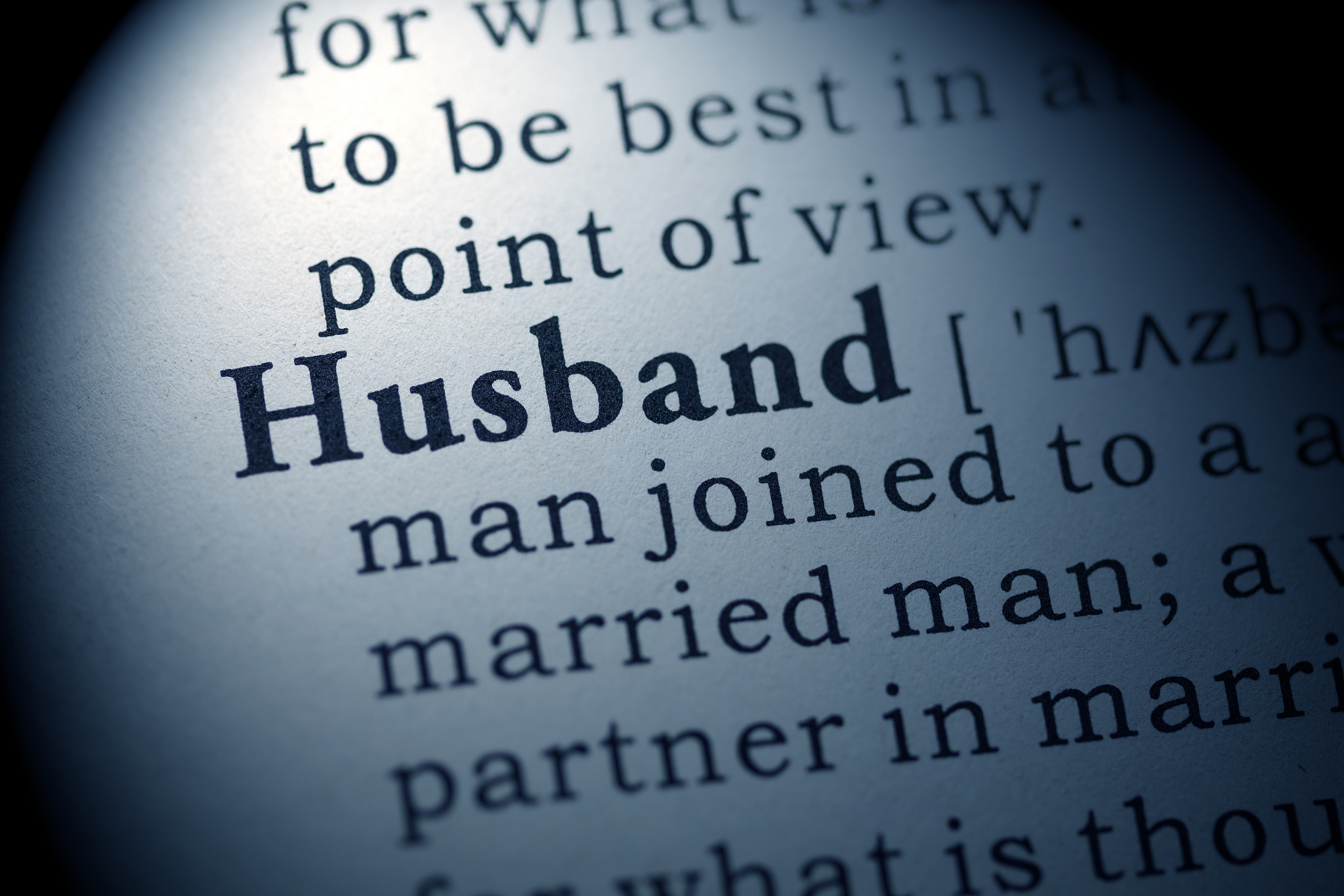 请帮我将以下英文翻译为中文：Let me go back for a moment to the testimony of Derrida whose ‘neurotic relationship’ with French accounts not only for the embarrassments of accent but also for his ‘loving and desperat