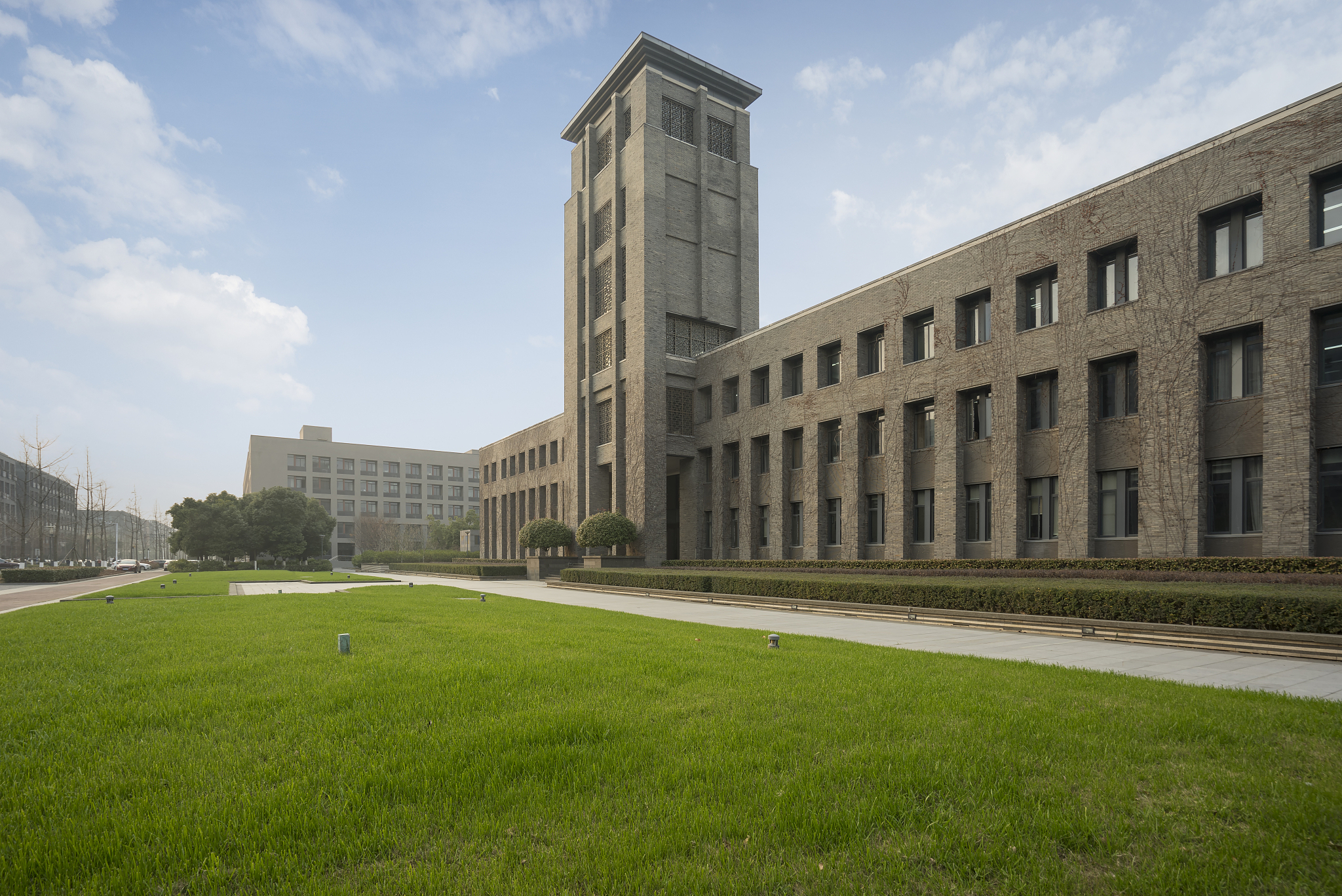 现代建筑和空旷的草坪