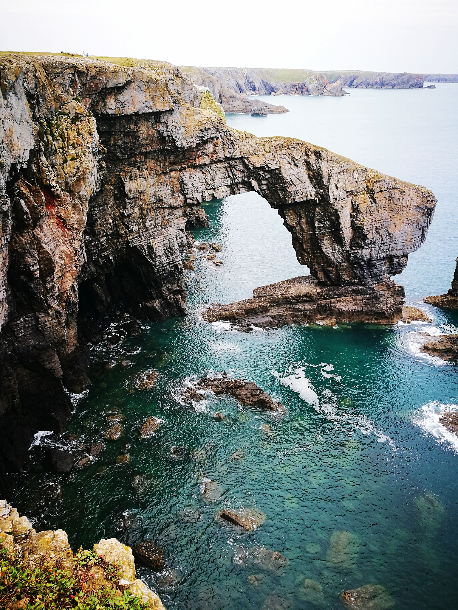 Pont D'Arc：法国阿尔代什峡谷的天然石桥