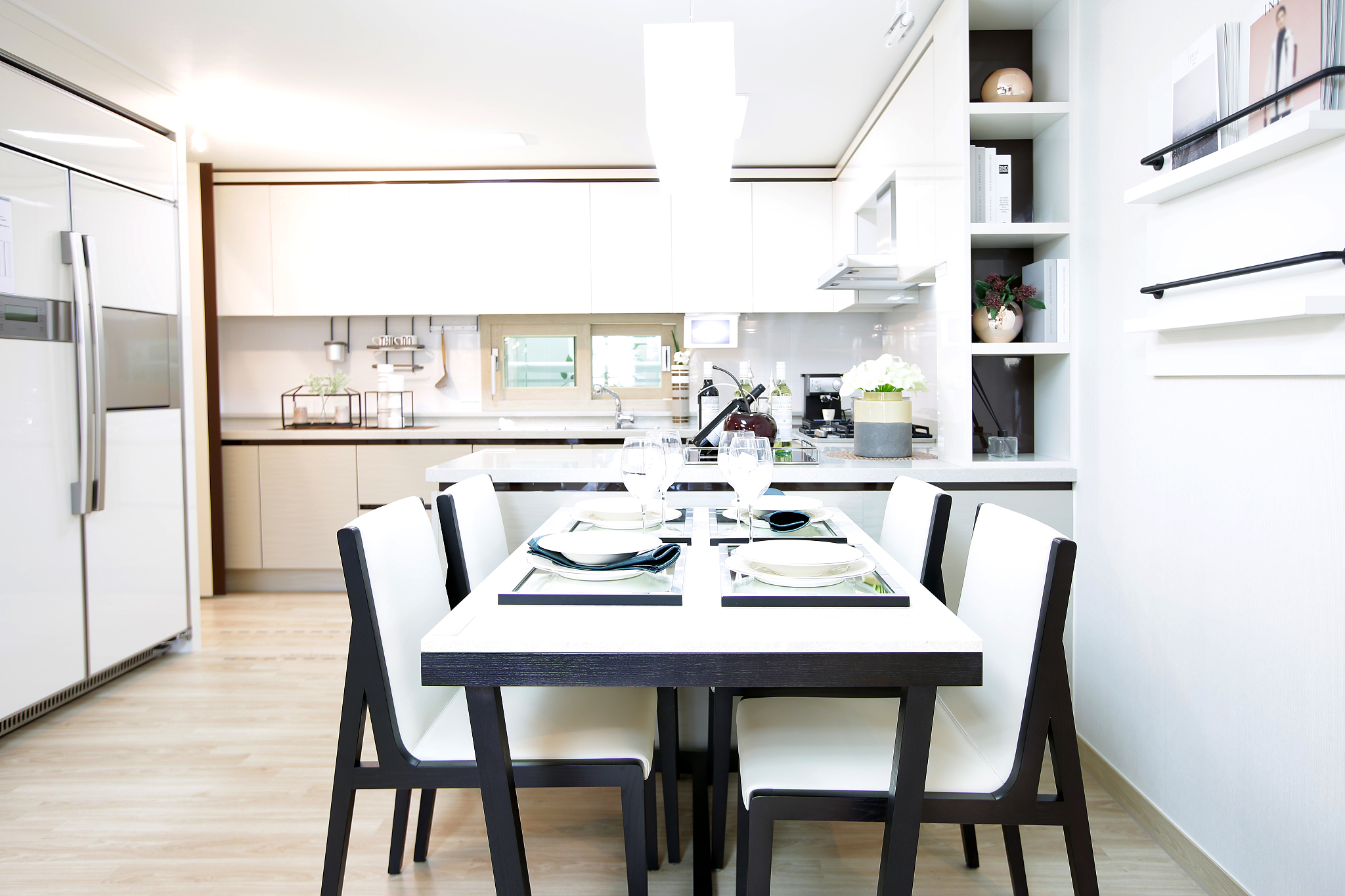 室内设计合同前期设计和实施方案算法费用帮我用200字详细描述