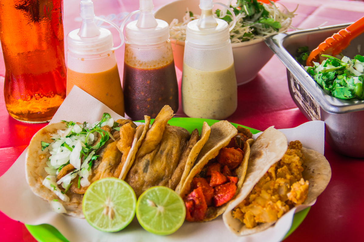 请写一下描述美食好吃的词语接地气点：