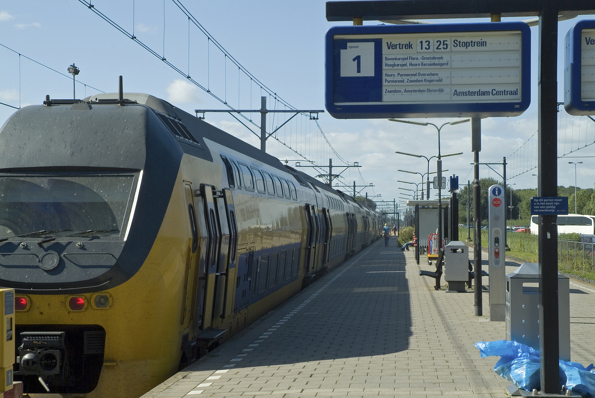 生成一份简单的铁路客运英语的两人对话并翻译