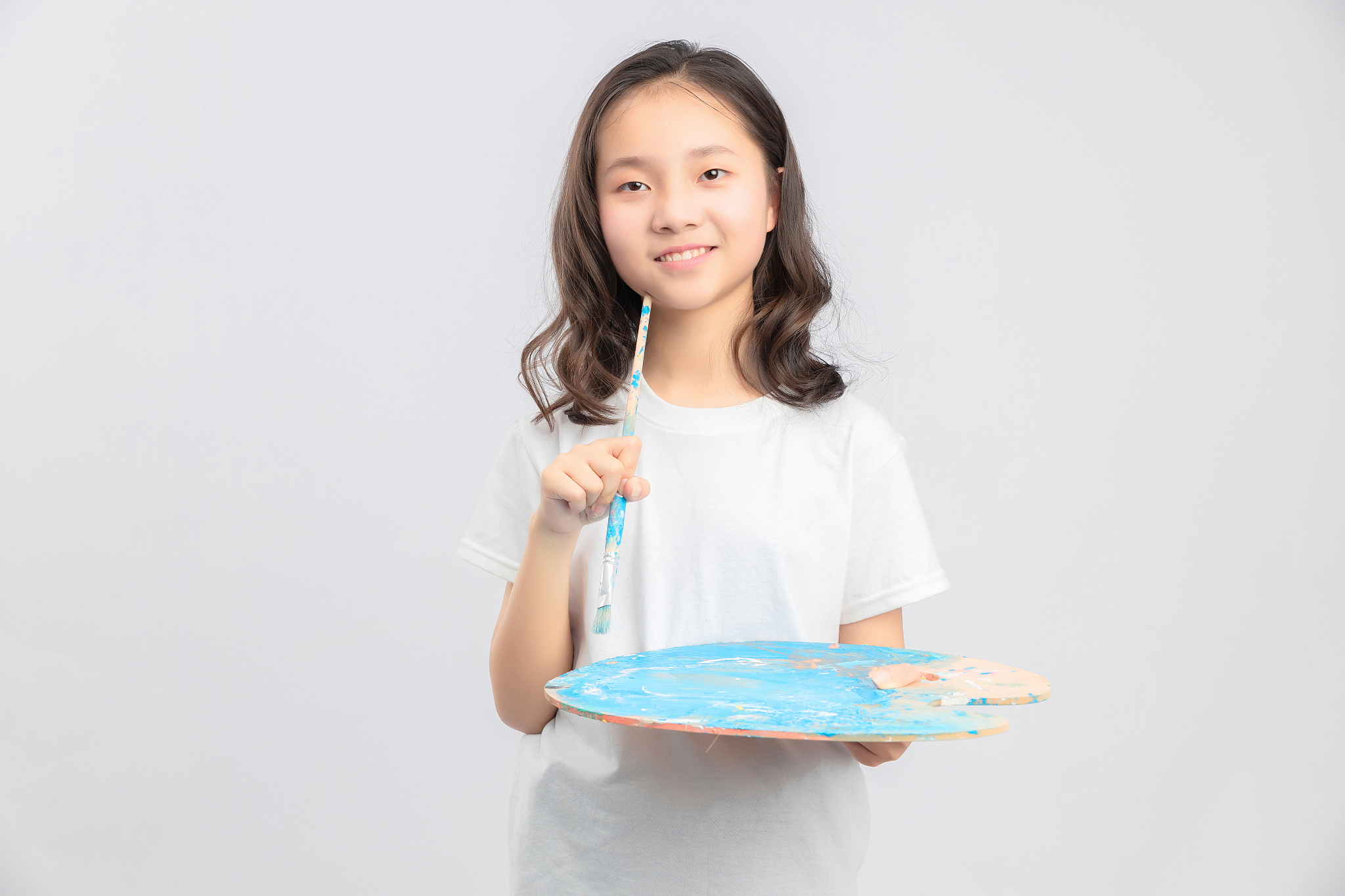灰色背景里的亚洲小学女生