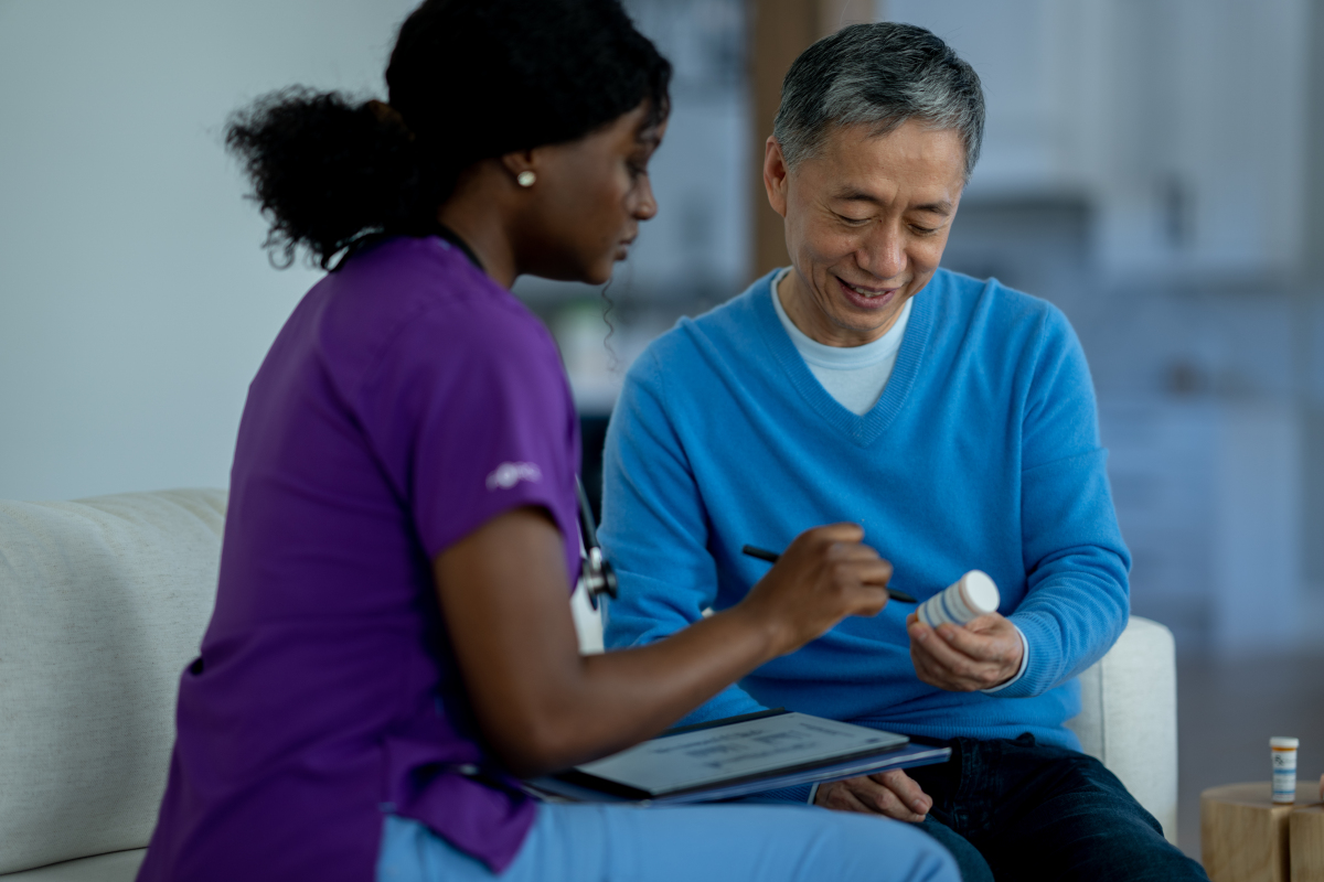 如何安慰朋友或同学的家人患癌：给与理解和支持