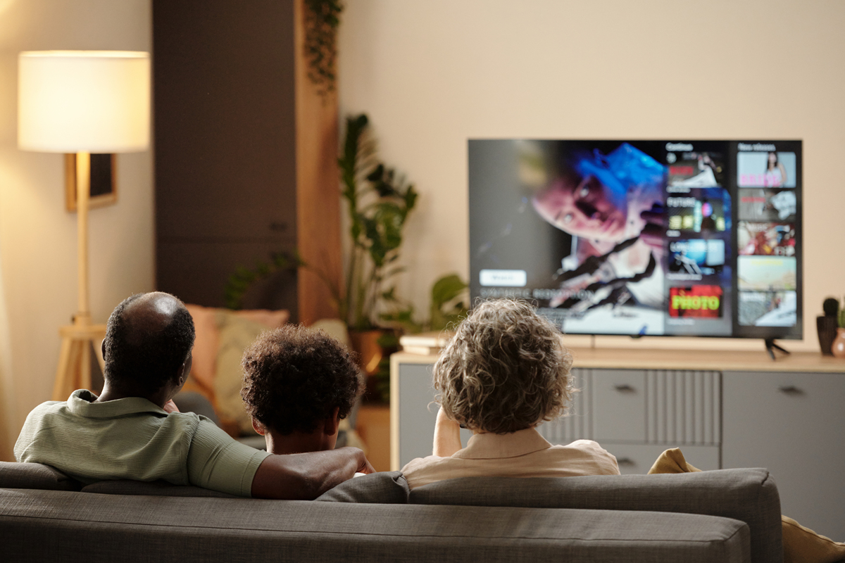 假设你是一个资深信息流编导请给我十个脚本关于买电视的视频时长30s