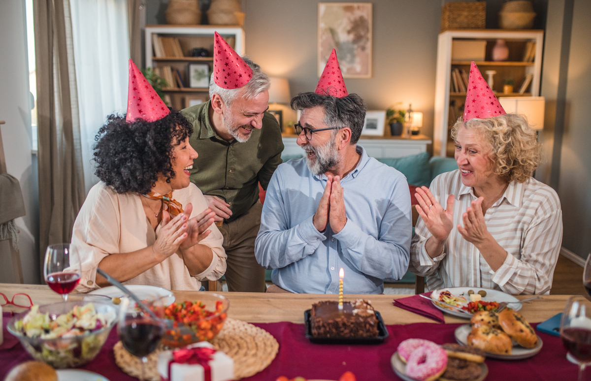 怎么用200元和三位女生一位男生过一个开心的生日