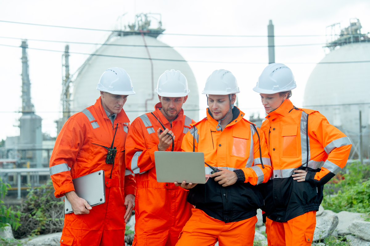 写一段关于天然气公司一线操作员的发展优势