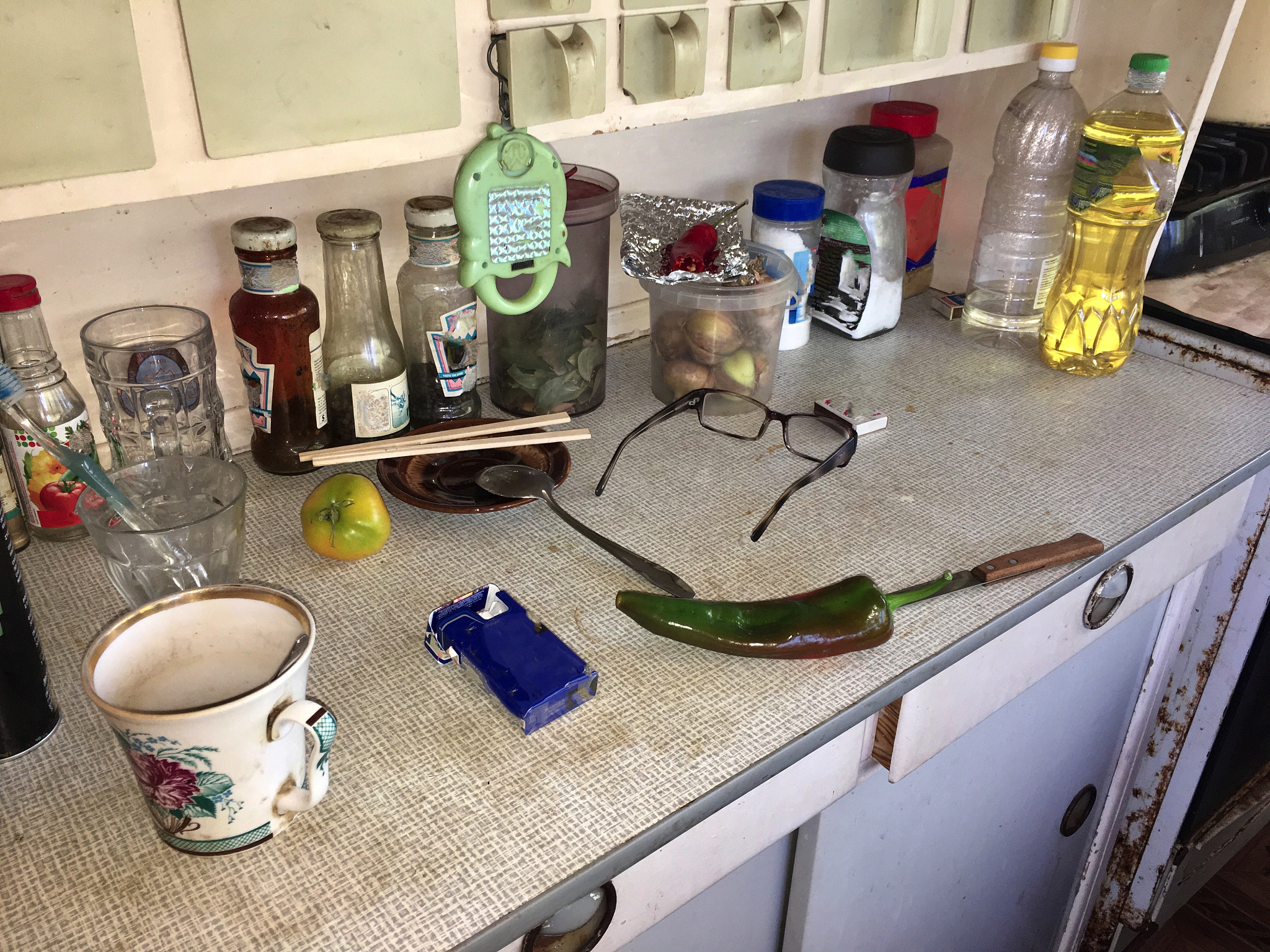 我们宿舍五个人其实三个人健身也包括我因为健身所以饮水量很大。其中有俩人AB平时喝水很猛基本上一桶水他俩能两天喝完我和其他三人饮水小通常我们仨想喝的时候水桶里就没有水了。一桶水10块我们宿舍轮着搬喝完就搬。宿舍里有一些矛盾就是有个人C和AB有矛盾我和AB健身平时关系还可以。还有一个人划水。这是宿舍的基本情况我本人不太会说话但是我是想自己买一桶水喝除了AB以外的他俩知道后表示赞同并且表达出了想和我一起