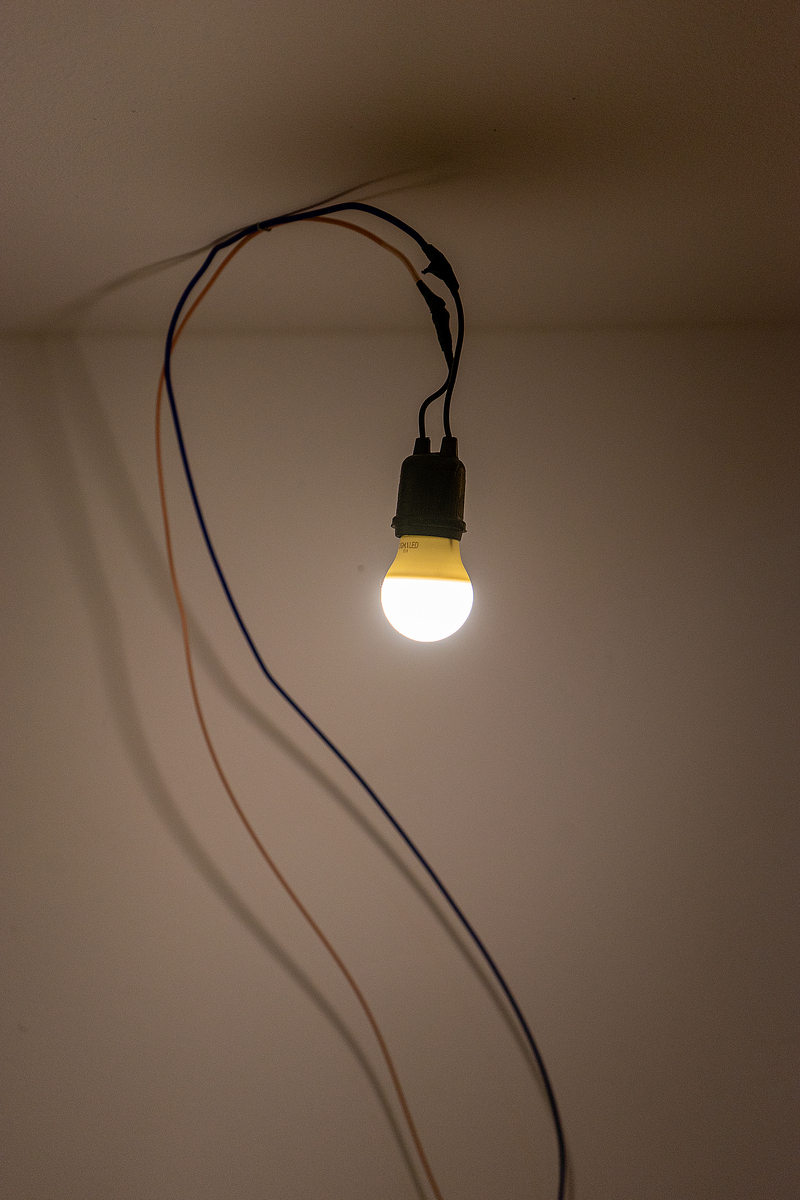 煤油灯 vs 白炽灯：传统照明与现代科技的比较