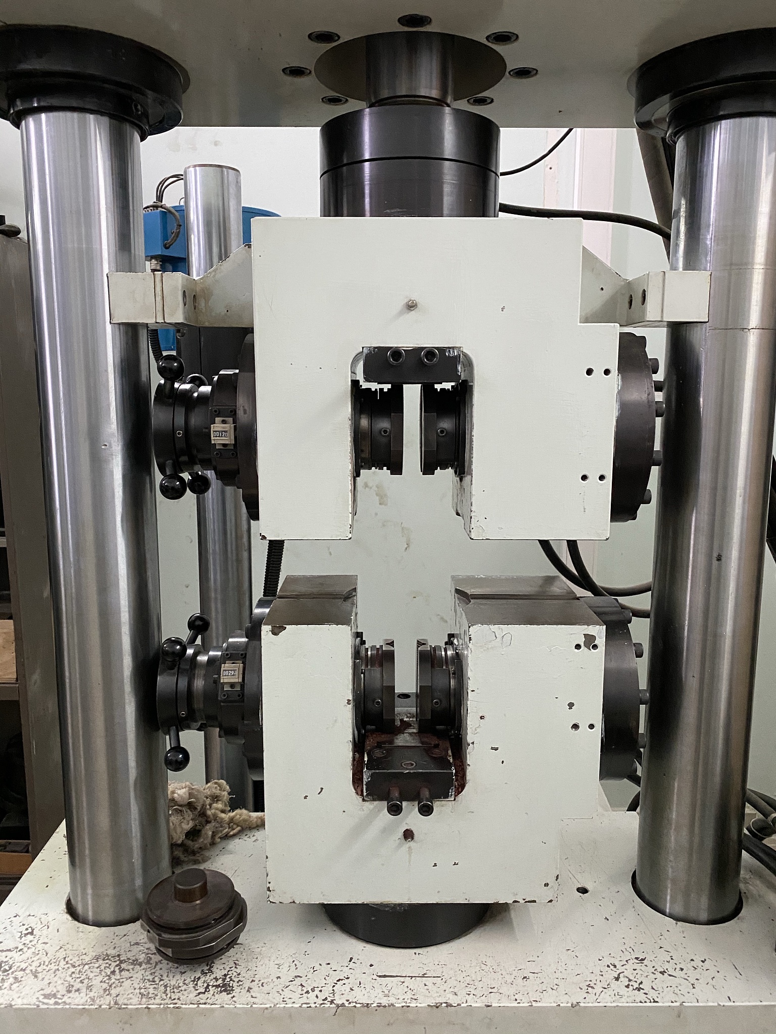 汽浮式转台设备测试非均质试样转动惯量方法