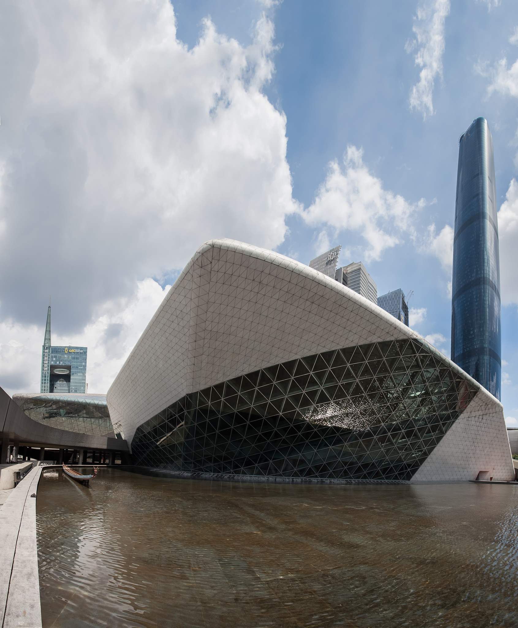 现实中光环境营造的建筑案例：悉尼歌剧院、珠海大剧院等