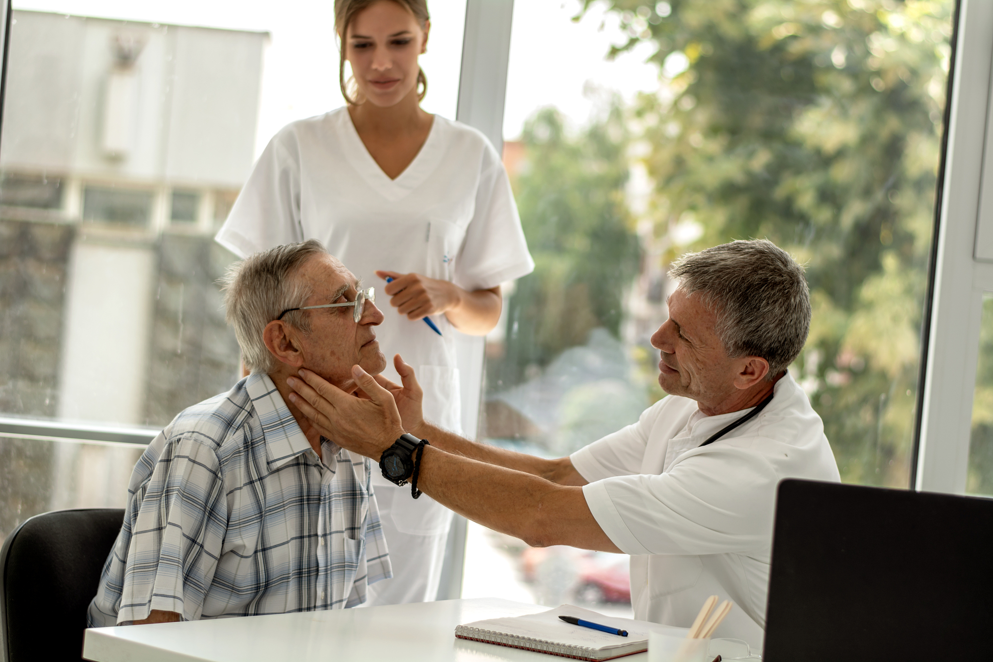 患者男19岁因右足拇指外伤合并化脓性感染细菌感染伴全身发热于2022年3月6日收入院。入院时患者神志清体温394oC。 	体检：右脚拇指伤口有脓液流出伤口周围红肿触痛明显右侧腹股沟可扪及多个肿大淋巴结蚕豆大小；淋巴结表面光滑无粘连可移动有压痛。左侧腹股沟未扪及肿大淋巴结。脾肋下未触及。请帮我分析一下这个病例