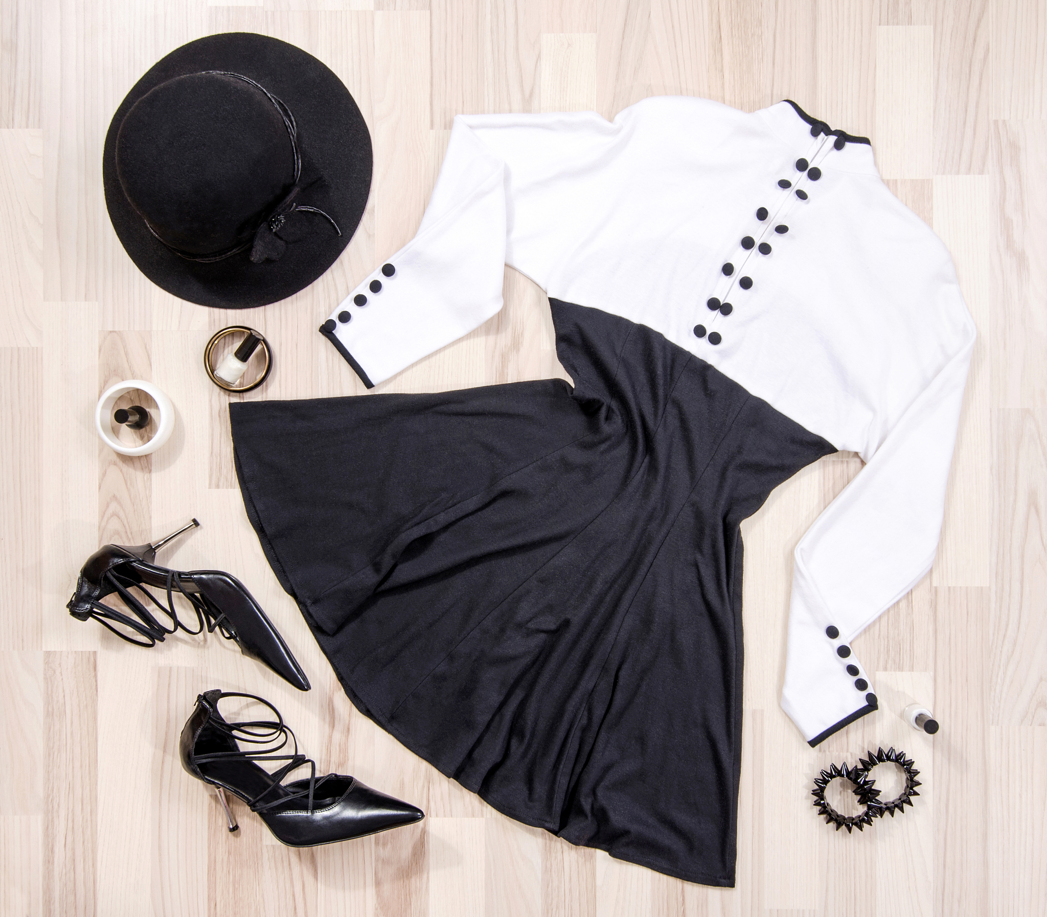 帮我撰写一篇夏日时尚文案关键词：暑假、居家、穿休闲内衣、简约黑色兔子印花吊带连衣裙素净白色打底、趣味元素构筑的可爱动画装点在轻薄白色T恤、简约随性的蓝色无袖马甲