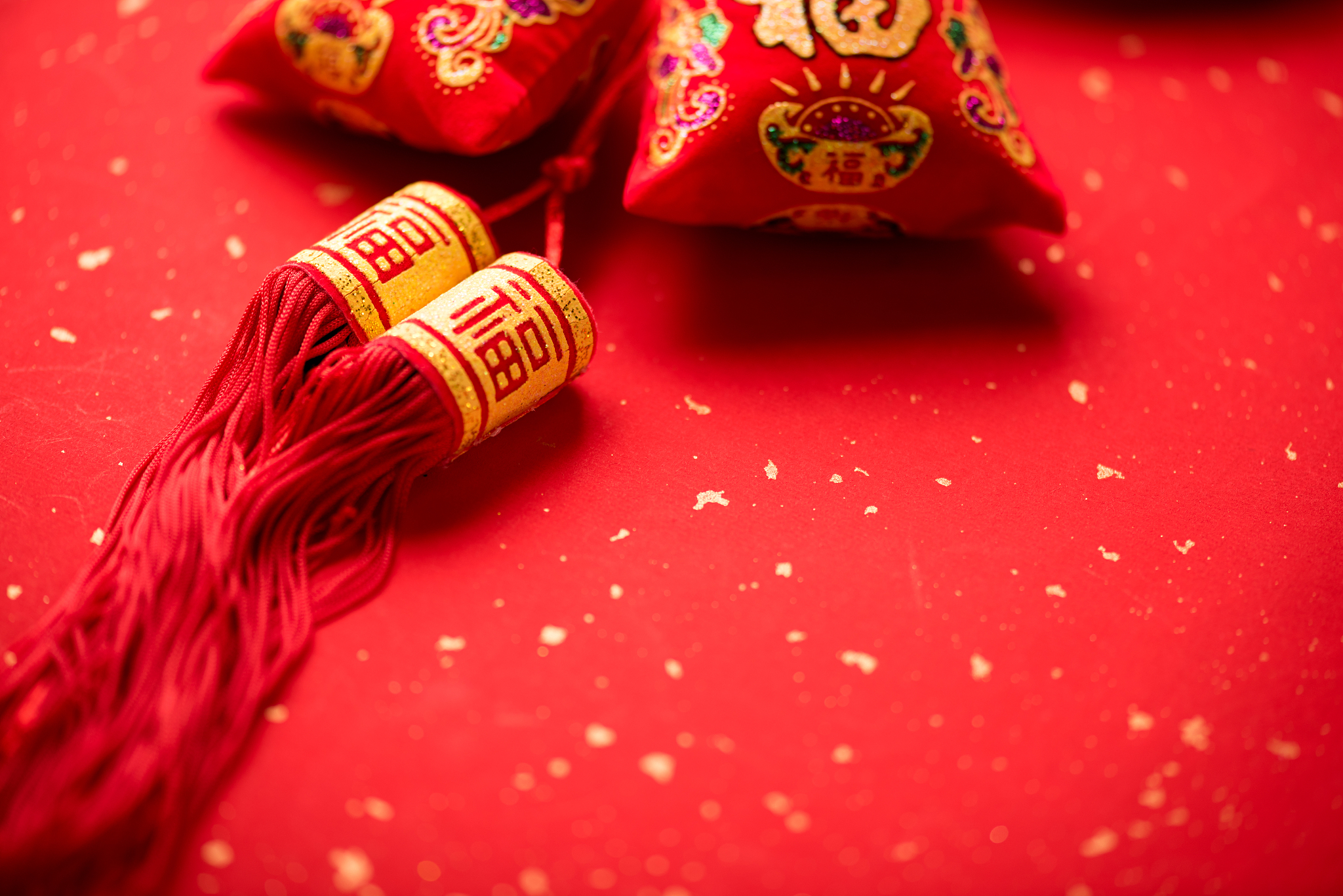 装饰大量采用红、黄两色间配以粉红、粉蓝、翠绿等颜色整体色调明亮艳丽旨在给人带来喜庆吉祥欢乐的感觉。