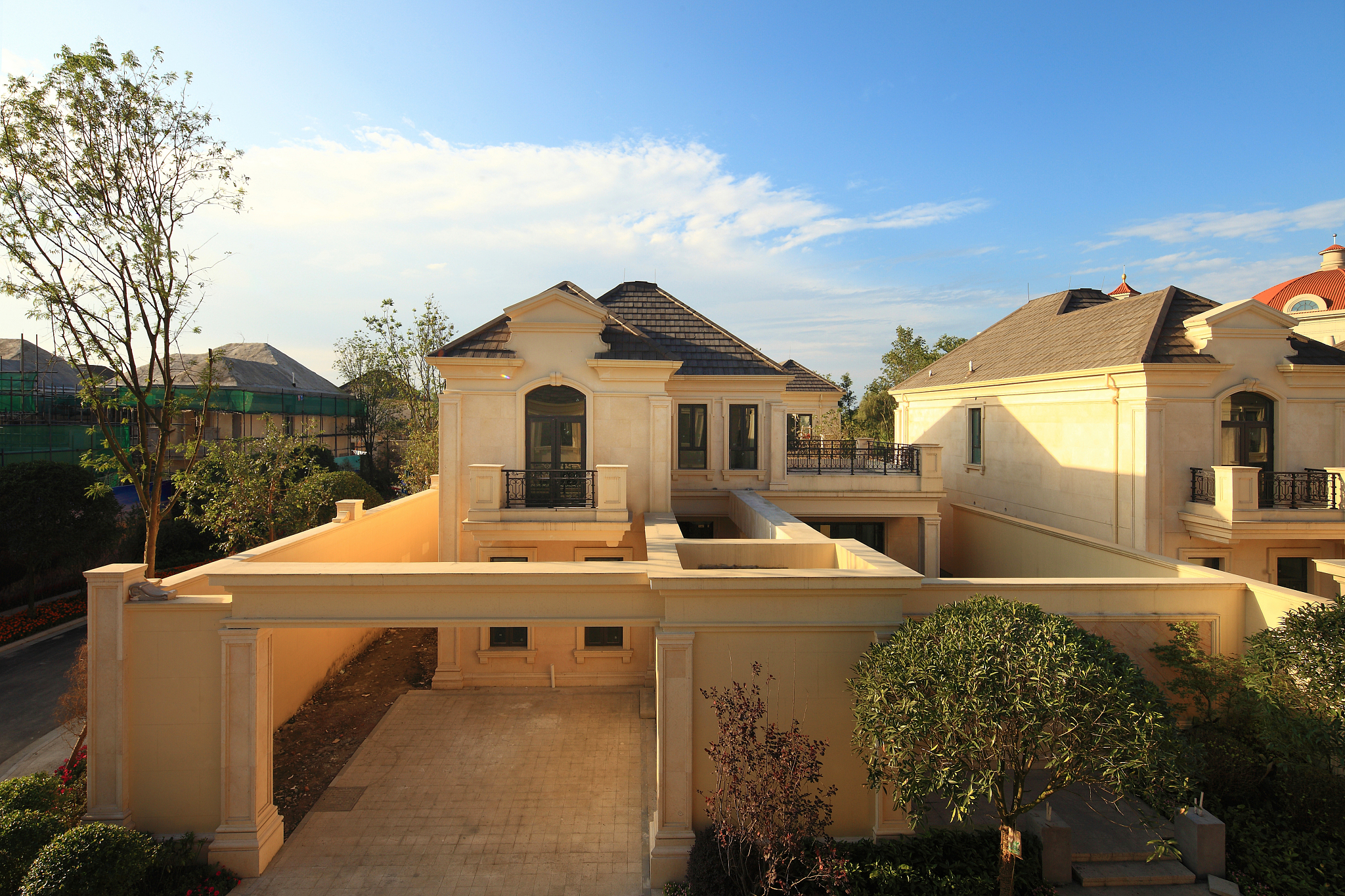 豪宅与小院：一段关于友谊与投资的故事