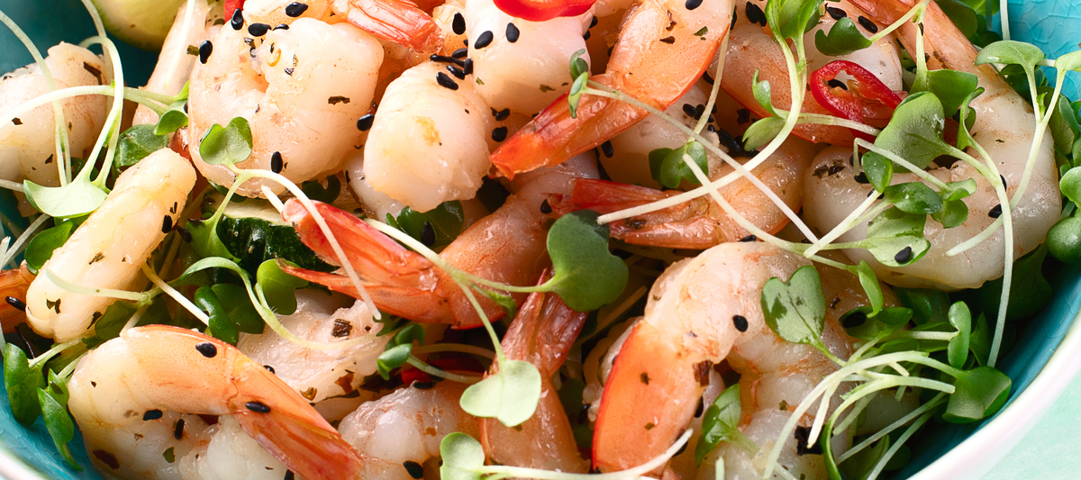 请根据以下模板写一份相似的文案描述更有画面感和诱惑力文字数量大致相同：不是我吹夏天里酸爽又解腻一定是这道凉拌柠檬虾低卡又解馋做法真的巨简单一定要拿小本子记起来大虾中含有20的蛋白质再搭配点你媳妇爱吃的黄瓜莲藕三片柠檬蒜末青红椒洋葱好吃的灵魂就是这个凉拌汁这样凉拌汁所用酱油都是采用非脱脂黄豆酿造的你甚至可以用它腌鸡爪腌手撕鸡也美味可口抓匀腌制半个小时就可以开吃了真的巨好吃保证你吃一口就会爱上夏天到了