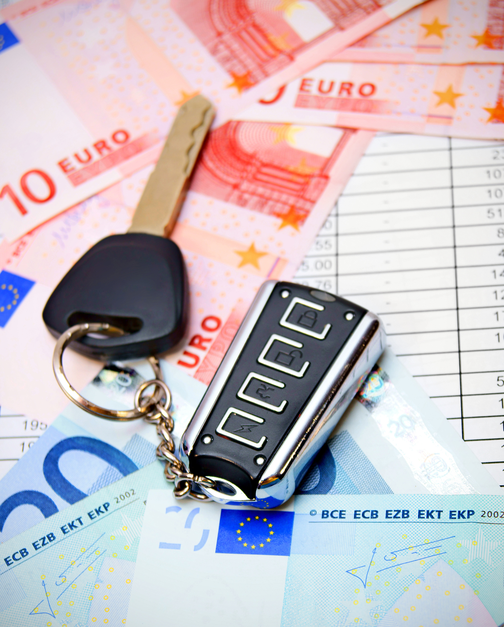 竞争与风险预测1、行业竞争与对策现状：2019年禧之程首家研发国潮汽车钥匙套同年11月份率先在淘宝网开设店铺并上架国潮风汽车钥匙套。目前禧之程淘宝店已经是一家三钻的店铺月均销售额在40000左右两款宝贝收藏过千。虽然现在店铺已有一定的销量和一定的知名度但仍然面临着很大的挑战。许多天猫店资金雄厚他们对新的产品嗅觉灵敏舍得投入较大的资金。 目前已有天猫店在模仿我们推出国潮风钥匙套。解决方案：1继续深入