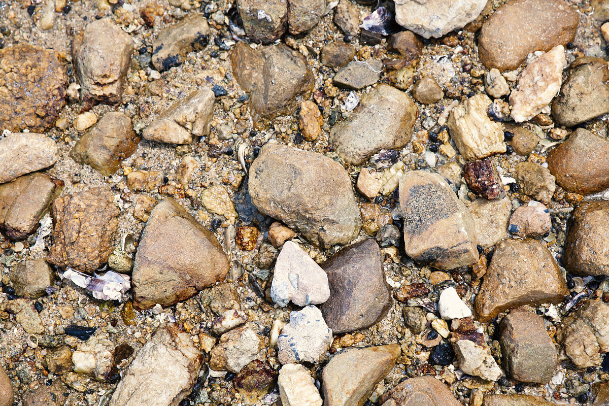 简单可以分为4级标准：1级 结构致密润滑用10倍放大镜下看不到矿粒和劣习粒径小于01mm2级 结构非常致密用10倍放大镜下能看到矿粒和极少而小的复合裂隙 粒径在01~1mm3级 结构致密度不够用10倍放大镜能看见矿粒及局部的细小裂隙 粒径在1~3mm4级 结构较为疏松粒径大小比较悬殊在3mm以上。换一种扩展的方式表述