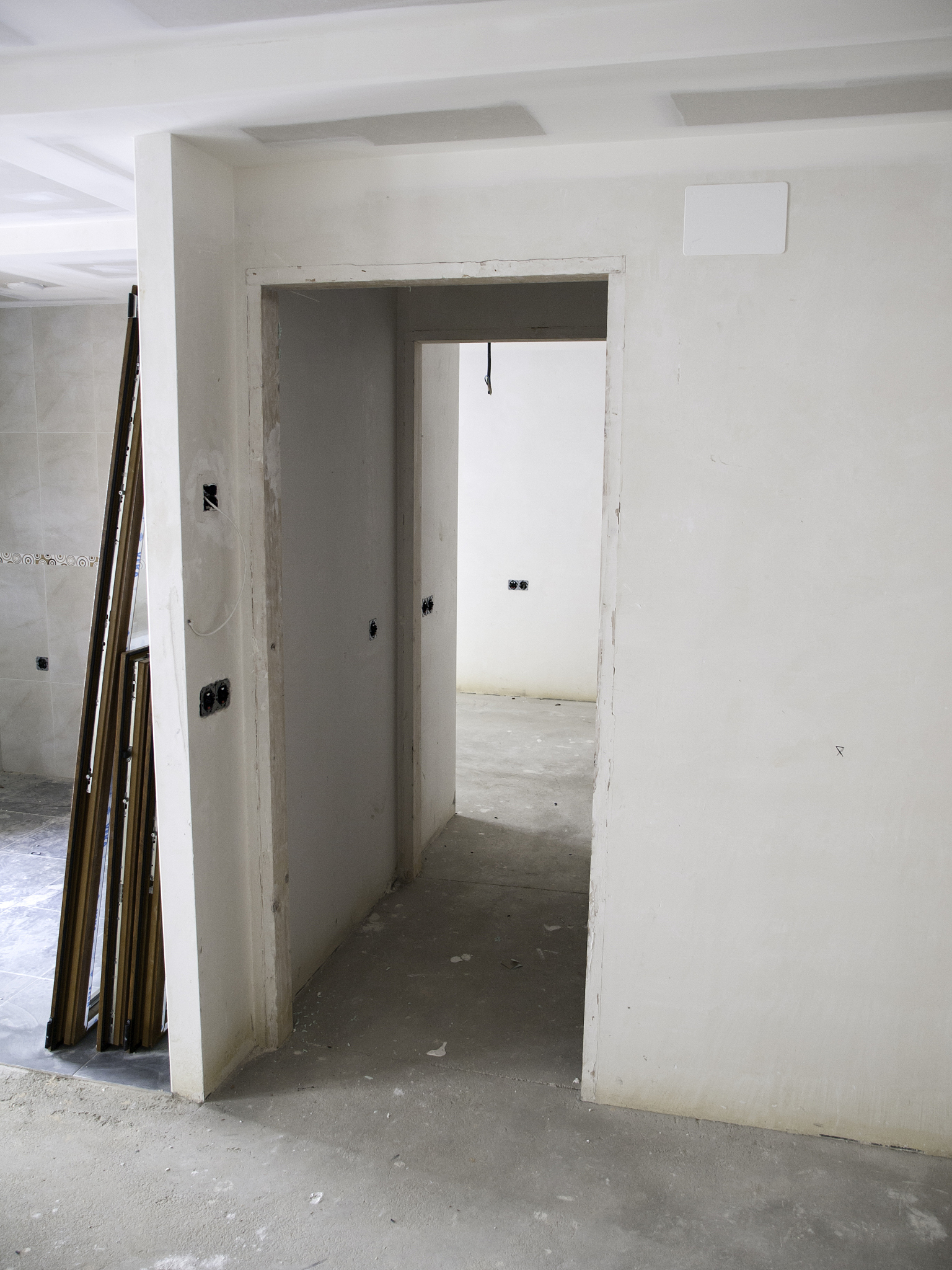 项目名称：人居懿林语楼栋房号：7-1-102具体朝向：南北项目物业类型：住宅-叠拼装修情况：清水甄选理由：本项目是该区域唯一一个目前有叠拼产品在售的项目项目卖点：懿林语是人居打造的高端林语系作品只在城市最热门的发展区域落子并且配备全系高端的产品、园林、景观、精装车库等。项目占地38亩该项目20低容纯住区涵盖高层、洋房、叠拼全系改善住宅。项目配套完善例如