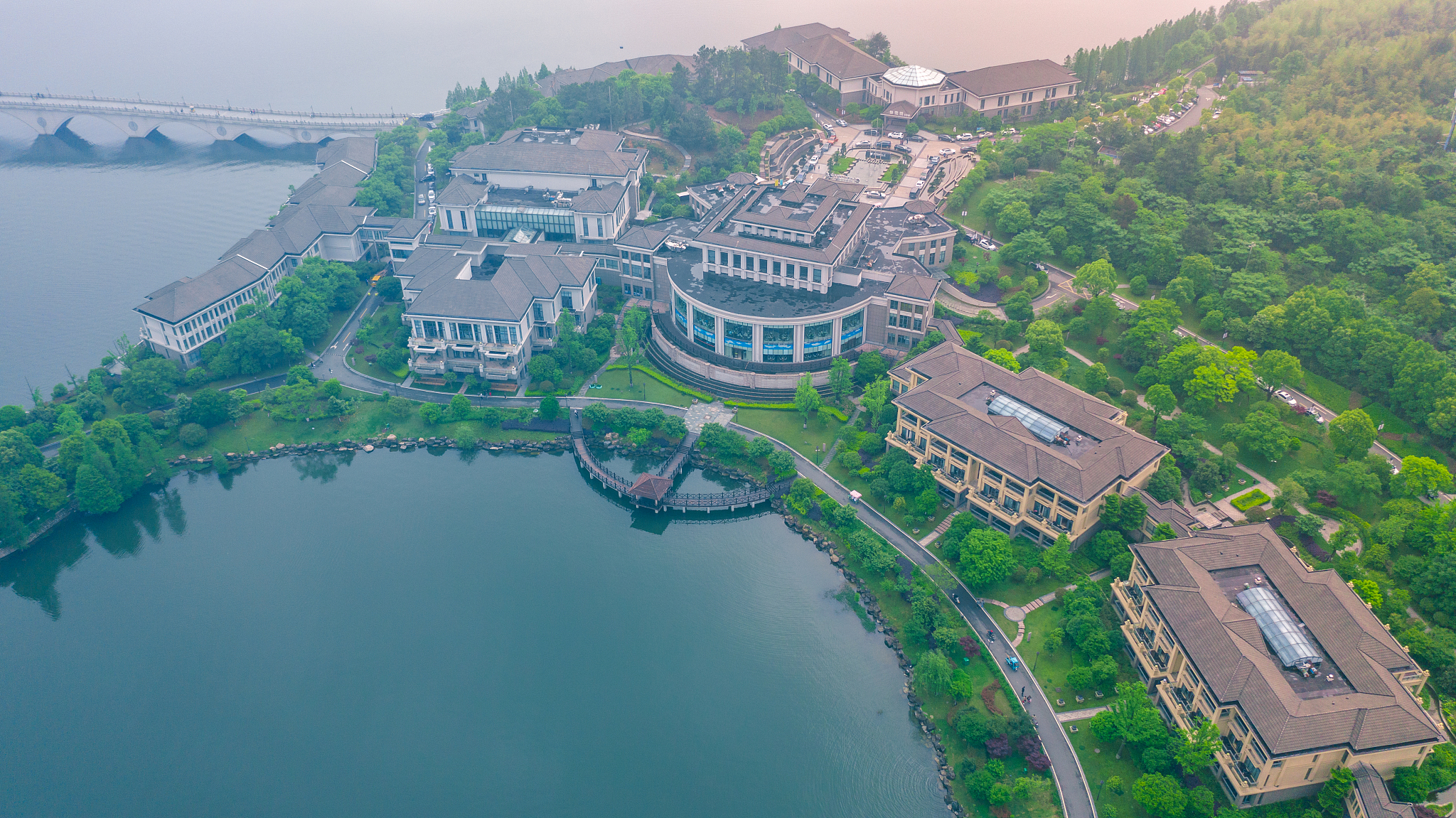 有一个位于黄山风景区的房地产住宅项目帮我写一段电视节目结束语不少于200字