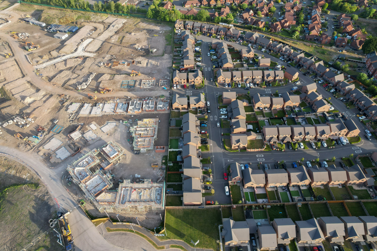 请完成以下填空题中心地形城镇的产生发展轨迹可以归纳为村庄-____-____-____-____-超级大城市的过程