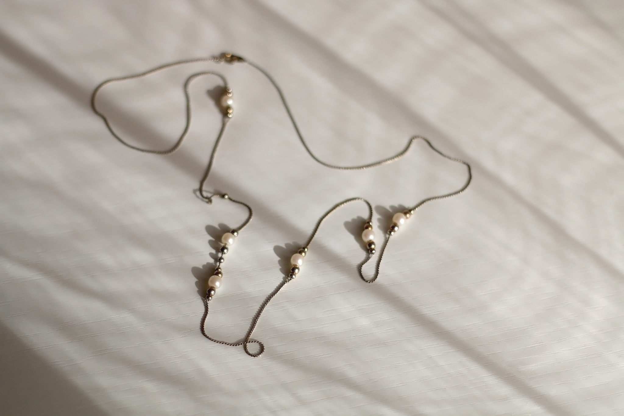 请帮我把以下文字翻译成中文：Step HuggiesInspired by the sharp and various levels of the iconic Norwegian mountains the Step Huggies give a structural update to your look The versatile design makes it easy to combin