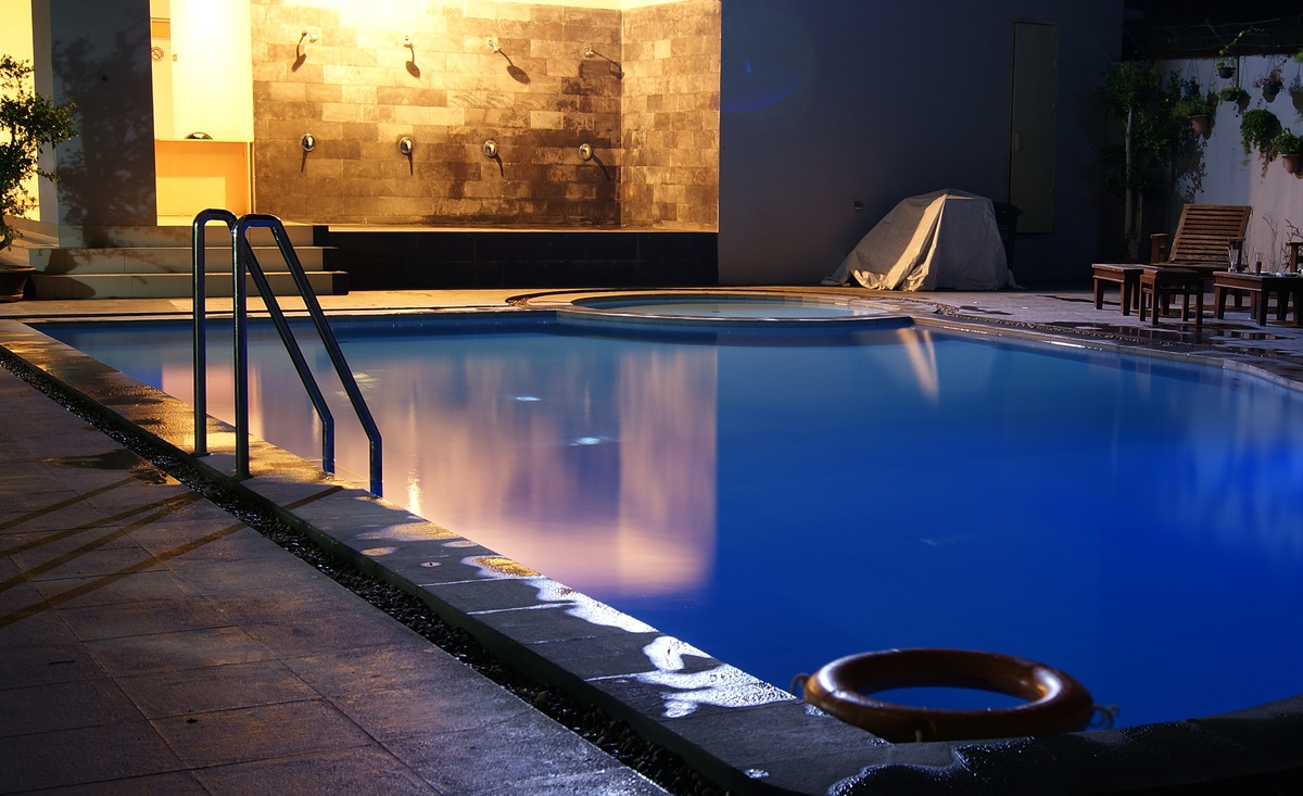 夜晚的智能泳池冲浪🏄和炫彩的灯光也很调皮