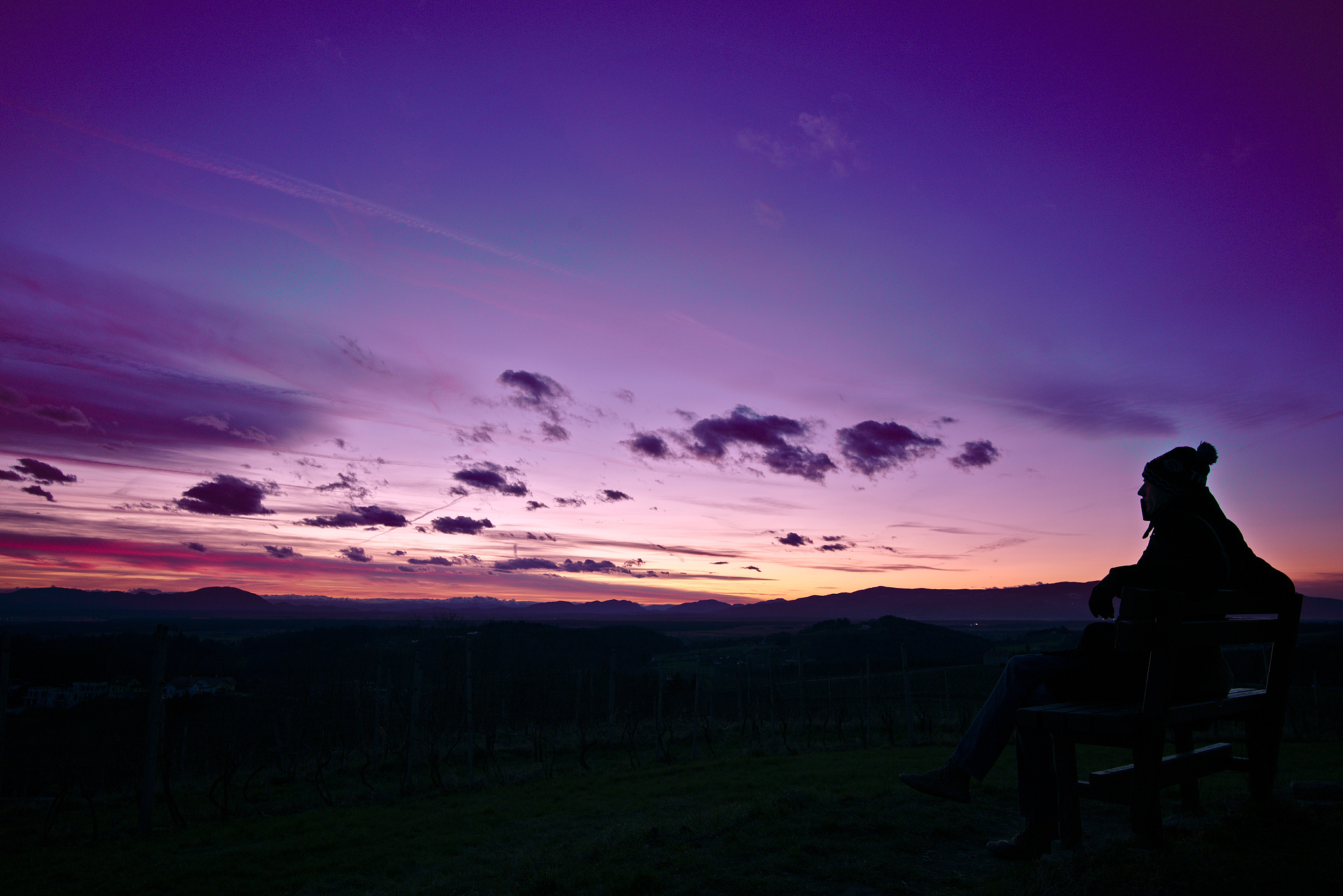 夕阳西下，暮色渐染，星辰初现，夜幕将临，天光未尽，余晖尚存，万物静谧，人间静好，诗意盎然，夜色迷人。