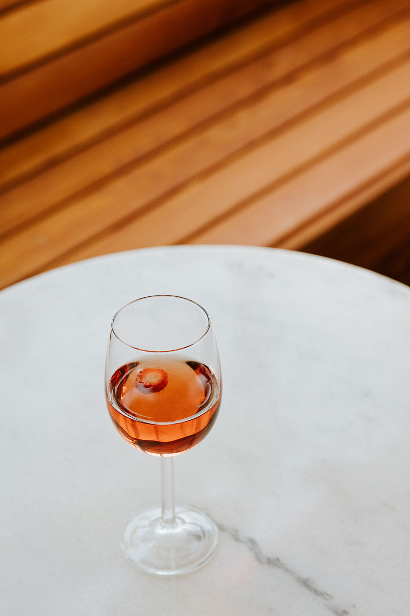 30字抖音文案：酒杯一杯，品味人生！