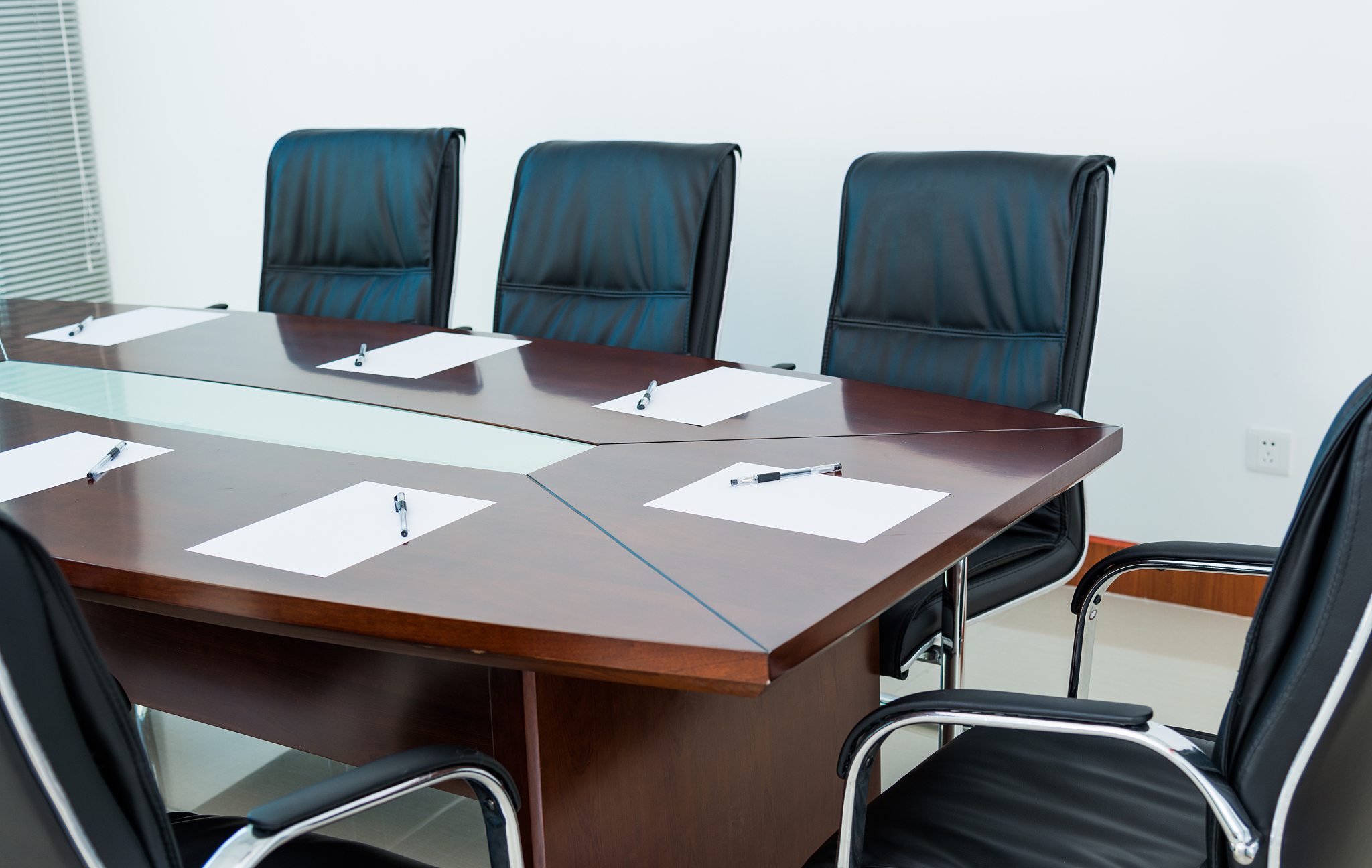 老板办公室里放小型会议桌