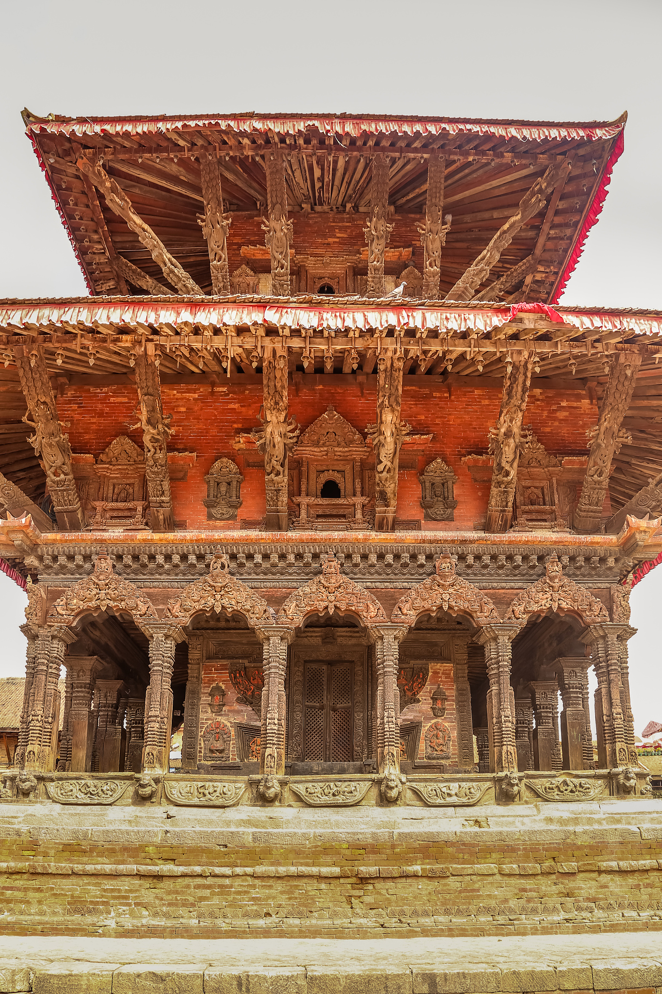 精炼成英文短句- Introduction of Buddhism in China during the Han Dynasty- Buddhist architecture in China temples pagodas grottoes- Indian influence and Sinicization of Buddhist architecture- Chinese wood str