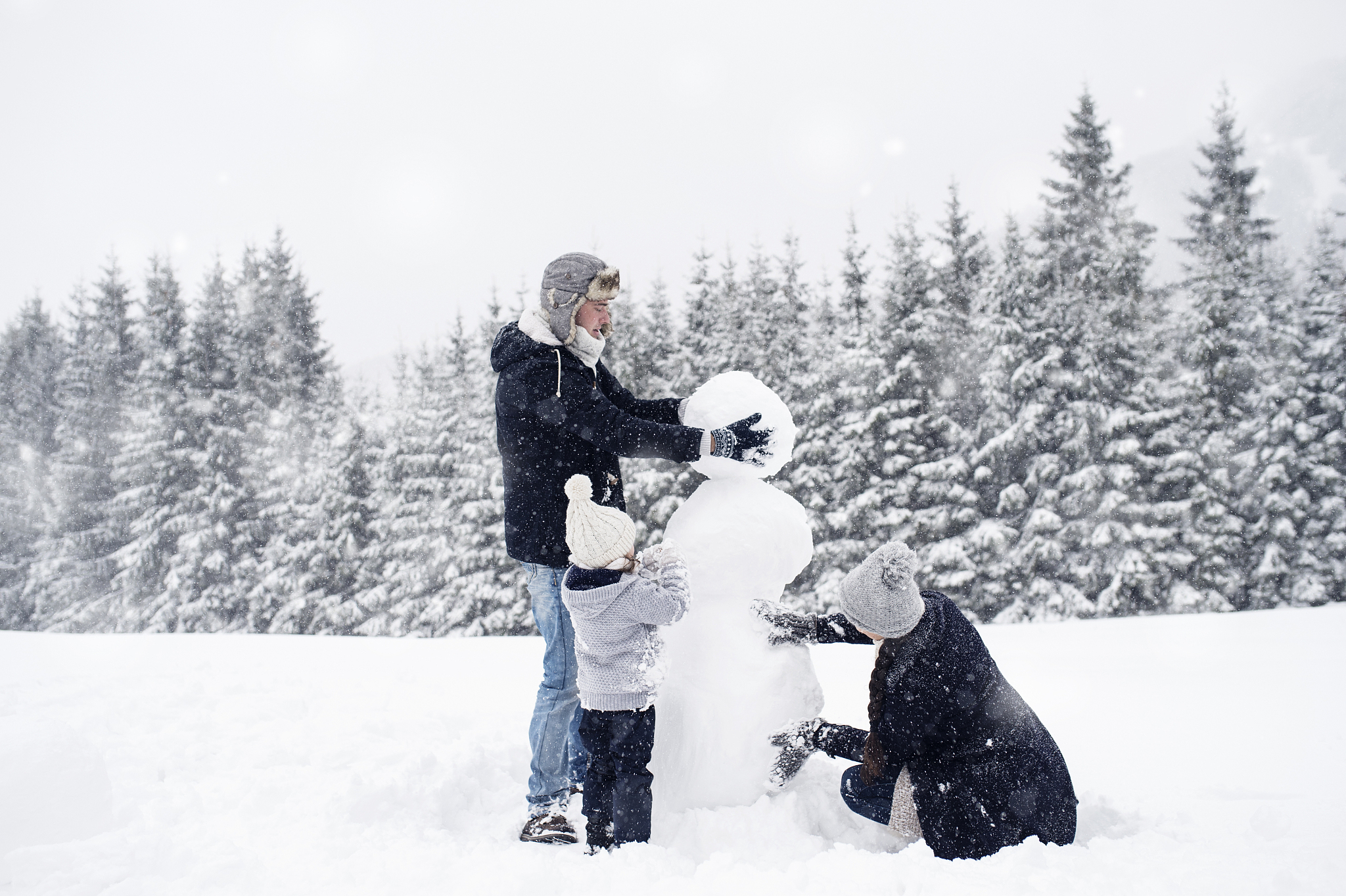 冬日里的温暖：与家人一起堆雪人