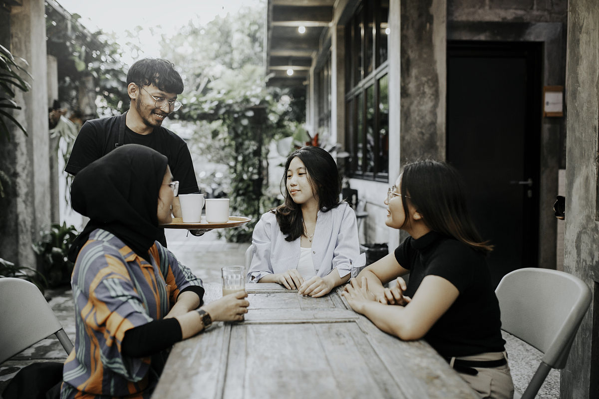 六人行：个性碰撞 - 咖啡馆里的青春故事