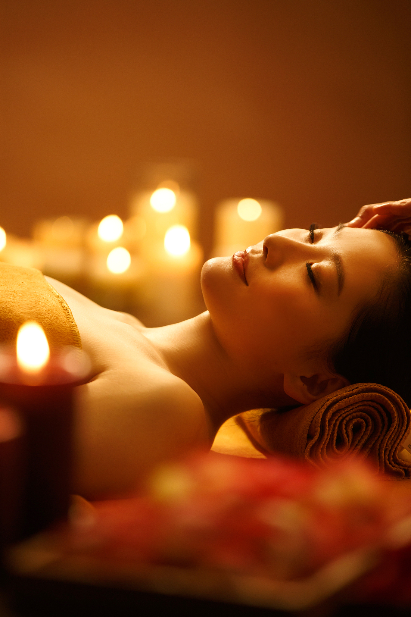 年轻女人在室内做spa