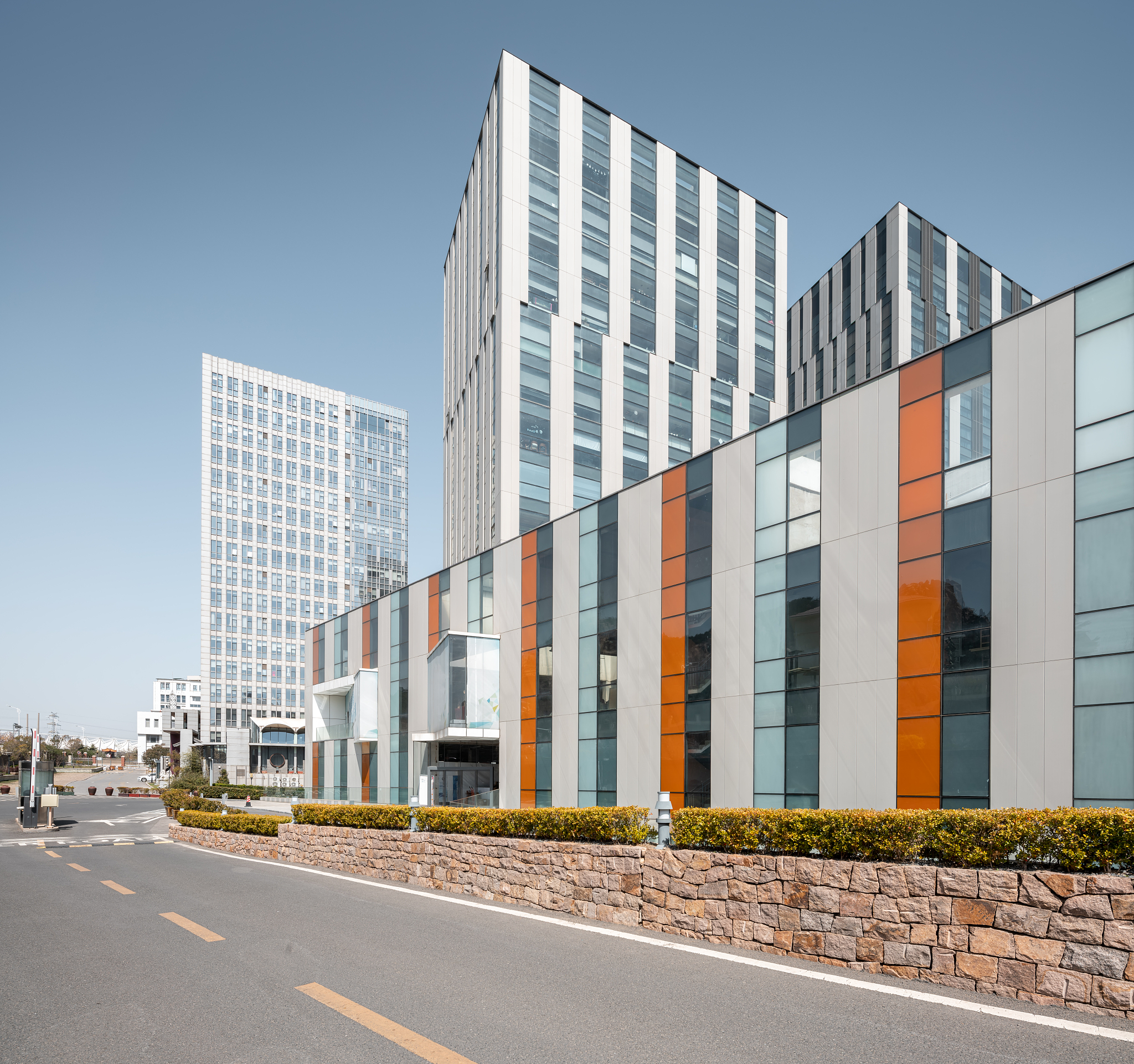 建筑首层设计：低层高如何实现多功能与高品质
