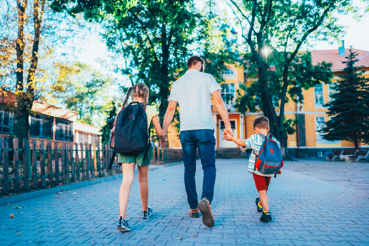 单亲爸爸带女儿到大城市生活，有哪些需要注意的事项？
