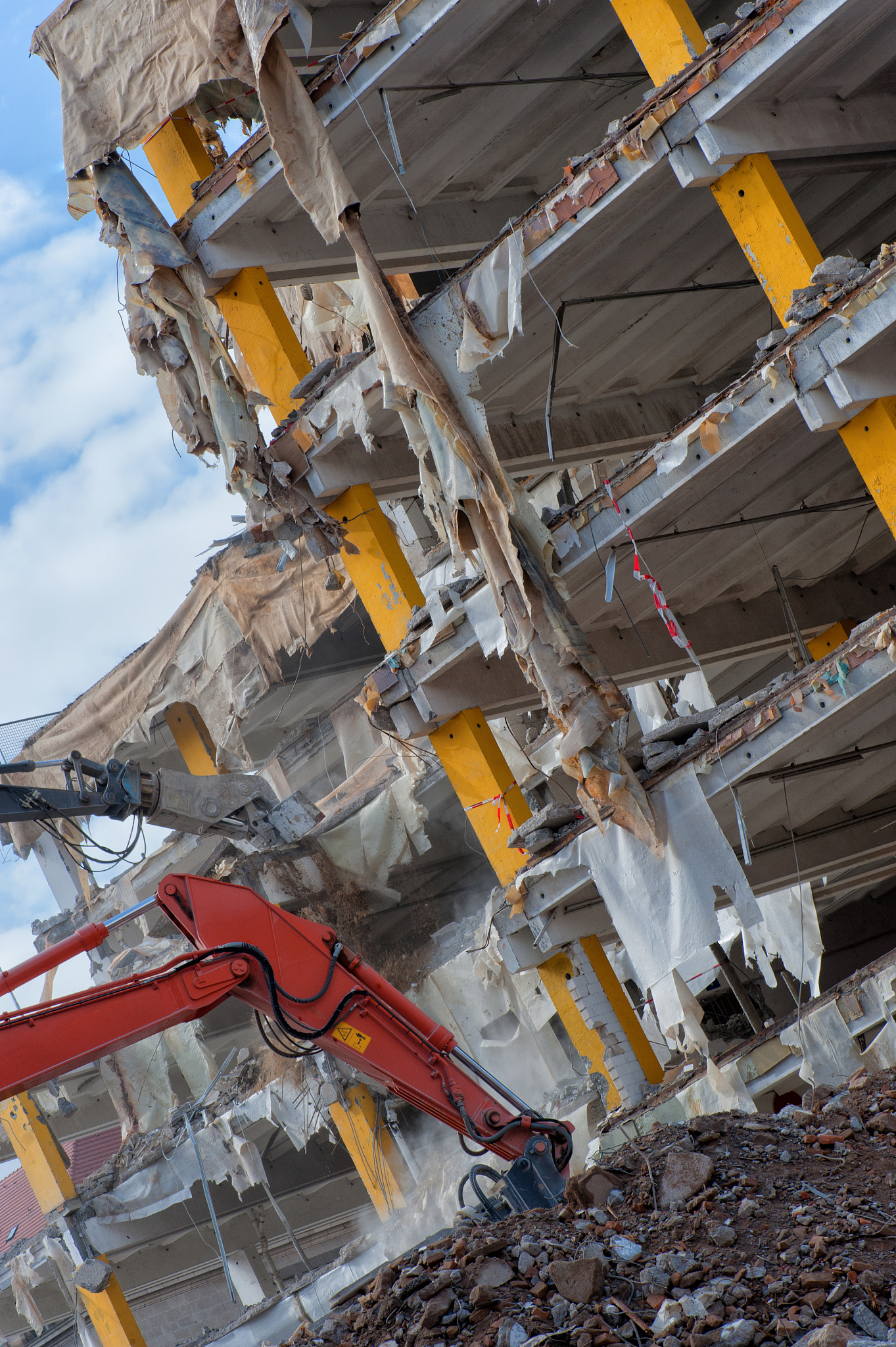 请以太湖县交通运输局的名义写一篇发言稿用于建筑渣土处置运输领域工作会。主题围绕进一步加强对城市各类建筑垃圾及工程渣土管理规范建筑垃圾和工程渣土的运输处置维护整洁的市容和道路交通安全环境。